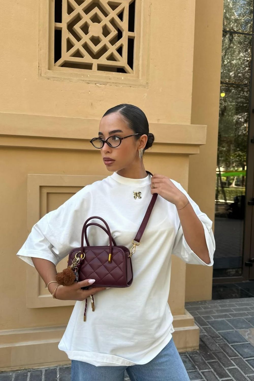 Discover chic burgundy bag outfit ideas for every season. From casual denim looks to monochrome power dressing, see how to style this timeless accessory with ease. Pair this timeless accessory with jeans, dresses, fall layers, and chic street style looks for every season. Burgundy Bag Outfit Summer, Burgundy Chanel Bag Outfit, Clutch Bag, Crossbody Bag Outfit, Winter, Shoulder Bag, Burgundy Leather Bag, Longchamp Bag Burgundy, Burgundy Coach Bag, Burgundy Bag Aesthetic Discover chic burgundy bag outfit ideas for every season. From casual denim looks to monochrome power dressing, see how to style this timeless accessory with ease. Pair this timeless accessory with jeans, dresses, fall layers, and chic street style looks for every season. Burgundy Bag Outfit Summer, Burgundy Chanel Bag Outfit, Clutch Bag, Crossbody Bag Outfit, Winter, Shoulder Bag, Burgundy Leather Bag, Longchamp Bag Burgundy, Burgundy Coach Bag, Burgundy Bag Aesthetic