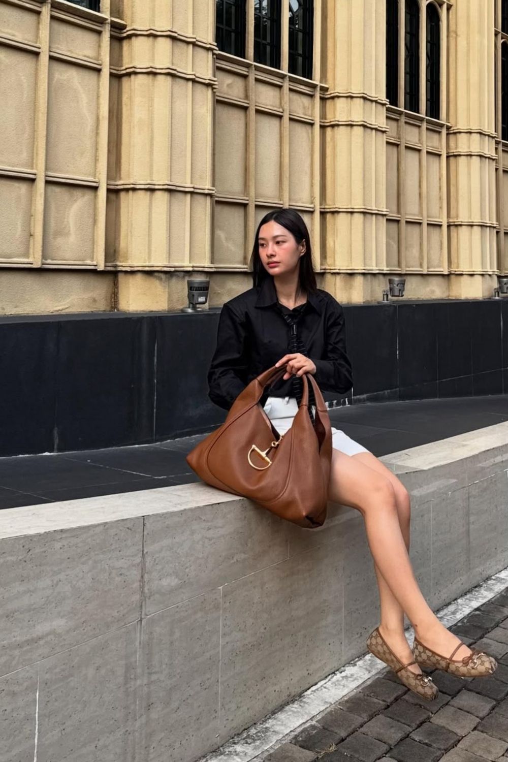 Discover chic Gucci bag outfit ideas to style your favorite designer piece. From casual streetwear to elegant evening looks, get inspired with versatile ways to elevate every outfit with a Gucci bag. Gucci Ophidia Bag Outfit, Gucci Jackie Bag Outfit, Gucci Marmont Bag Outfit, Gucci Crossbody Bag Outfit, Gucci Ophidia Mini Bag, Gucci Belt Bag, Gucci Tote Bag, Gucci Bag Outfit Street Styles, Gucci Shoulder Bag, Vintage Gucci Bag, Gucci Hobo Bag Outfit, Gucci Bamboo Bag, Gucci Boston Bag, Mini