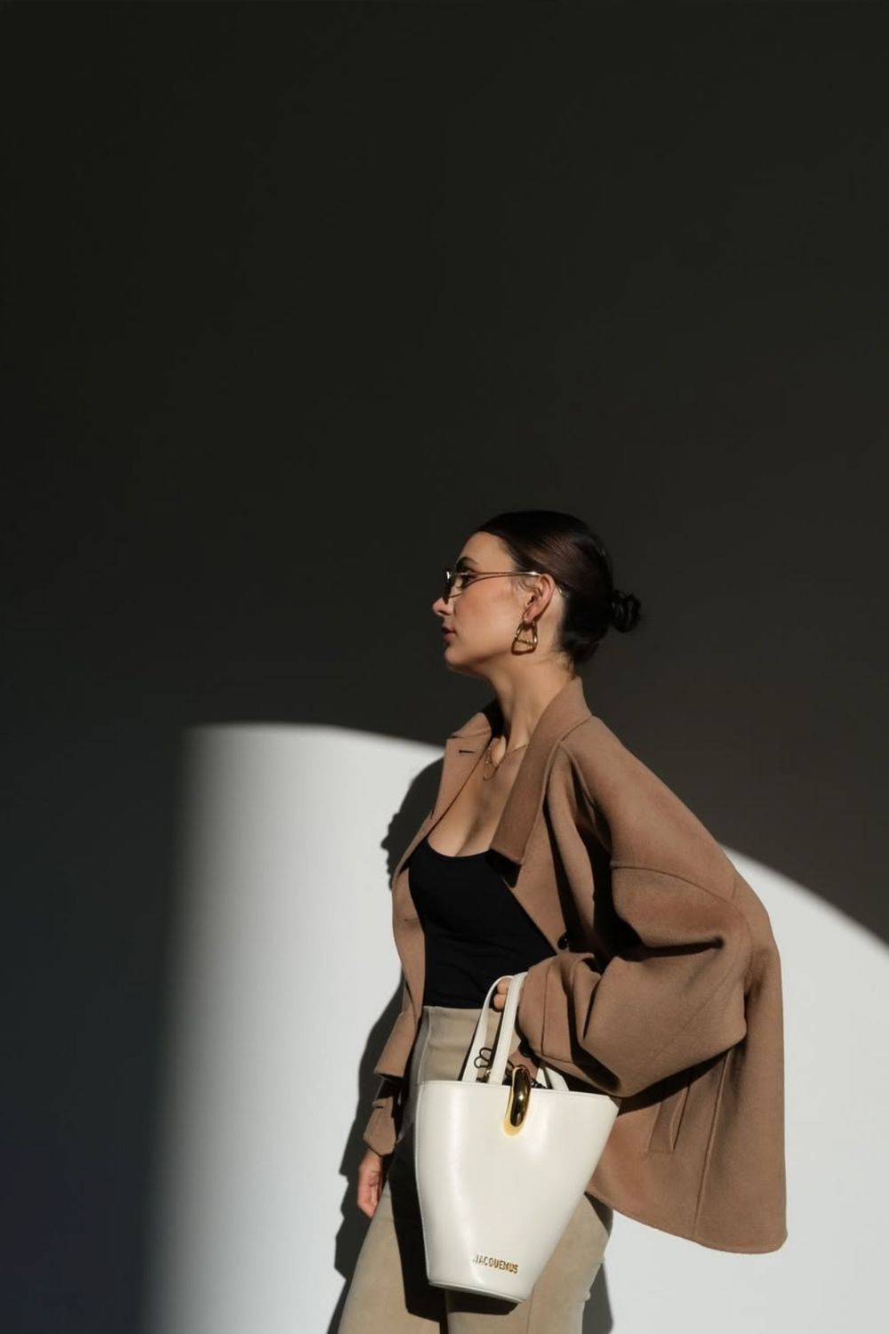 Discover Jacquemus bag outfit ideas that prove just how versatile these iconic bags are. From casual street style to chic evening looks, get inspired by stylish ways to wear Jacquemus bags for every occasion. White Jacquemus Bag Outfit, Jacquemus Cardigan Outfit, Pink Jacquemus Bag Outfit, Jacquemus Mini Bag Outfit, Brown, Top, Jacquemus Bag Outfit Streetstyle, Black Jacquemus Bag, Jacquemus Chiquito Bag Outfit, Yellow Jacquemus Bag Outfit, Jacquemus Hat, Jacquemus Scarf, Jacquemus Bucket Hat