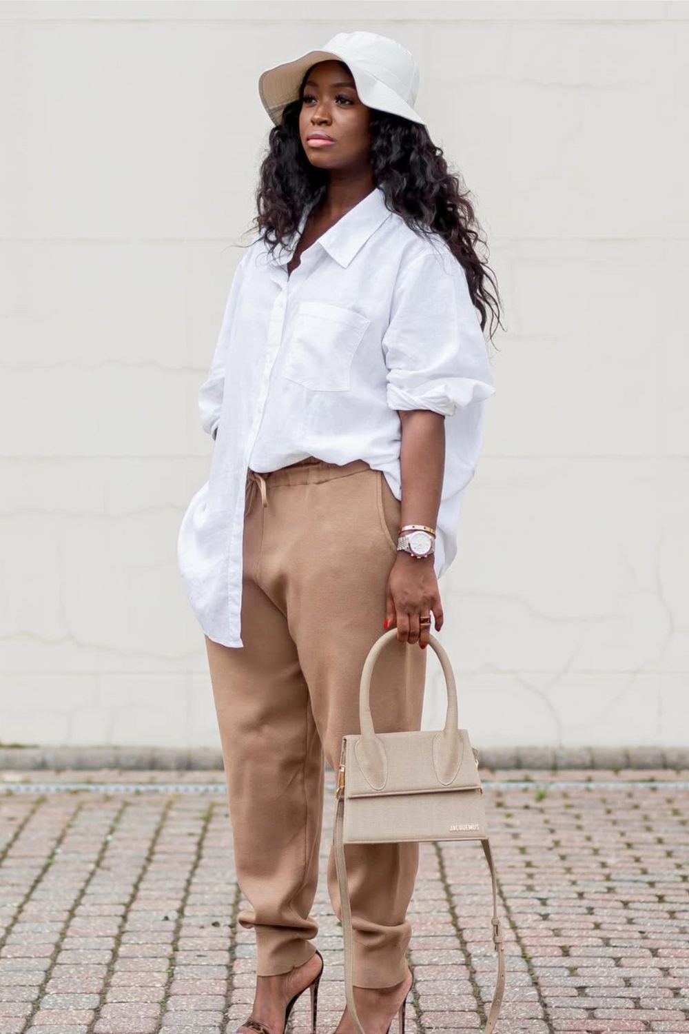 Discover Jacquemus bag outfit ideas that prove just how versatile these iconic bags are. From casual street style to chic evening looks, get inspired by stylish ways to wear Jacquemus bags for every occasion. White Jacquemus Bag Outfit, Jacquemus Cardigan Outfit, Pink Jacquemus Bag Outfit, Jacquemus Mini Bag Outfit, Brown, Top, Jacquemus Bag Outfit Streetstyle, Black Jacquemus Bag, Jacquemus Chiquito Bag Outfit, Yellow Jacquemus Bag Outfit, Jacquemus Hat, Jacquemus Scarf, Jacquemus Bucket Hat