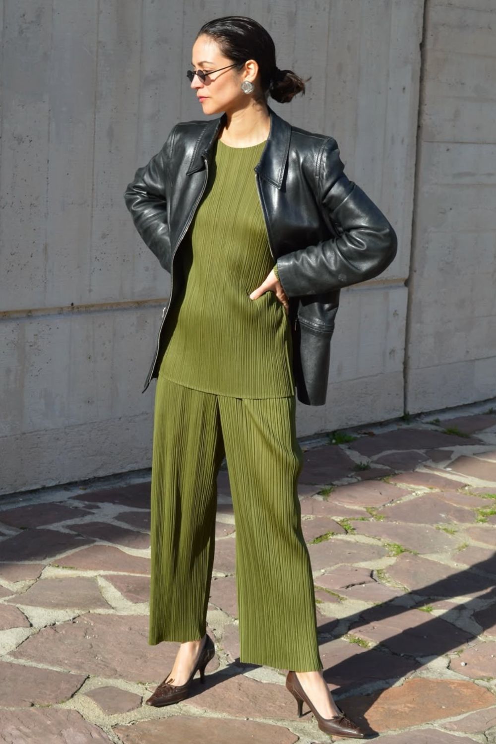 Discover 30+ chic leather jacket outfit ideas to style this season. From classic black and brown to bold colors and vintage suede, these looks will inspire effortless street style, casual chic, and polished layering. Perfect for everyday wear or statement fashion moments. Red Leather Jacket Outfit, Black Leather Jacket Outfit, Long Leather Jacket Outfit, Burgundy Leather Jacket, Cropped Leather Jacket Outfit, White Leather Jacket Outfit, Green Leather Jacket, Winter, Outfit With Leather Jacket