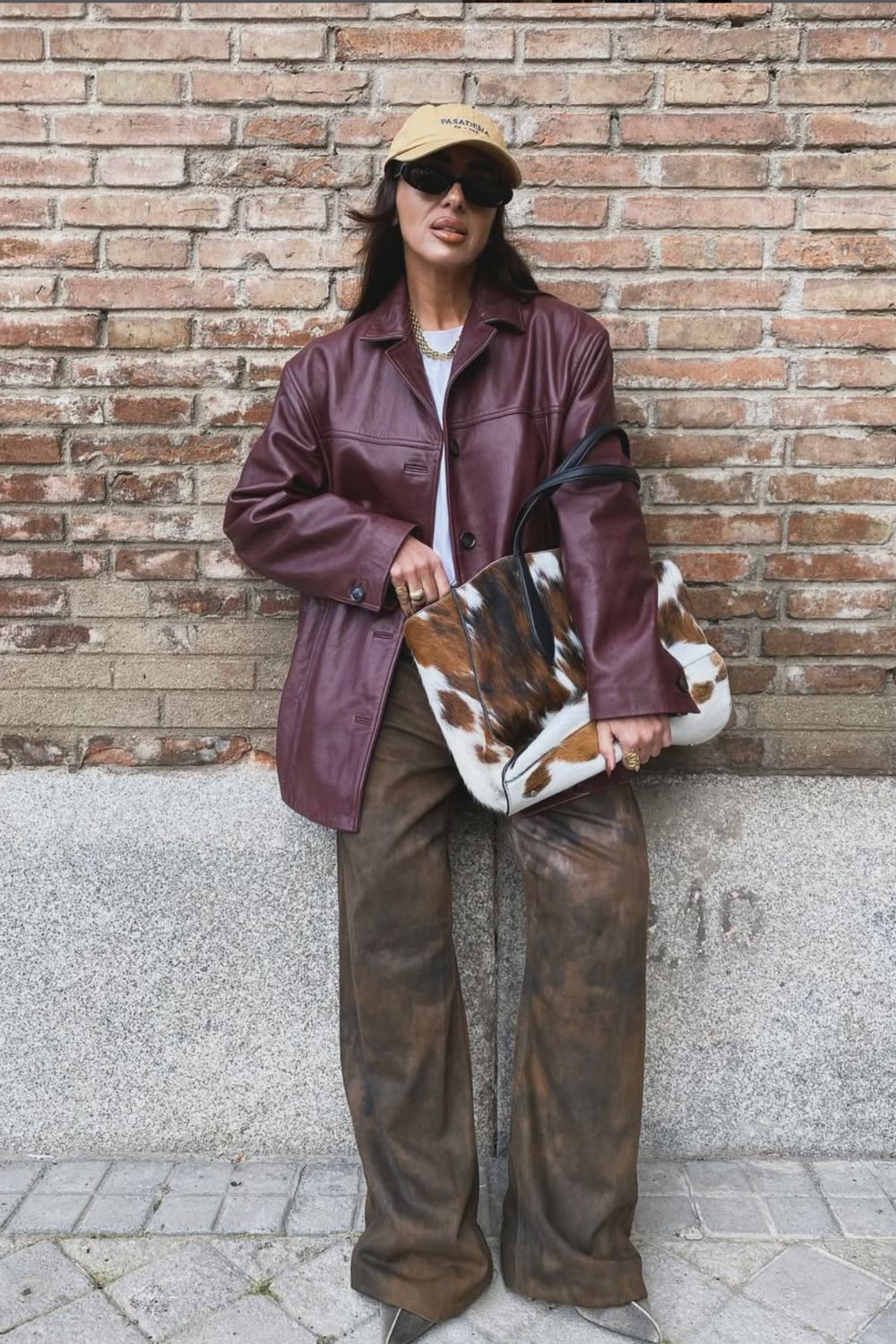 Discover 30+ chic leather jacket outfit ideas to style this season. From classic black and brown to bold colors and vintage suede, these looks will inspire effortless street style, casual chic, and polished layering. Perfect for everyday wear or statement fashion moments. Red Leather Jacket Outfit, Black Leather Jacket Outfit, Long Leather Jacket Outfit, Burgundy Leather Jacket, Cropped Leather Jacket Outfit, White Leather Jacket Outfit, Green Leather Jacket, Winter, Outfit With Leather Jacket
