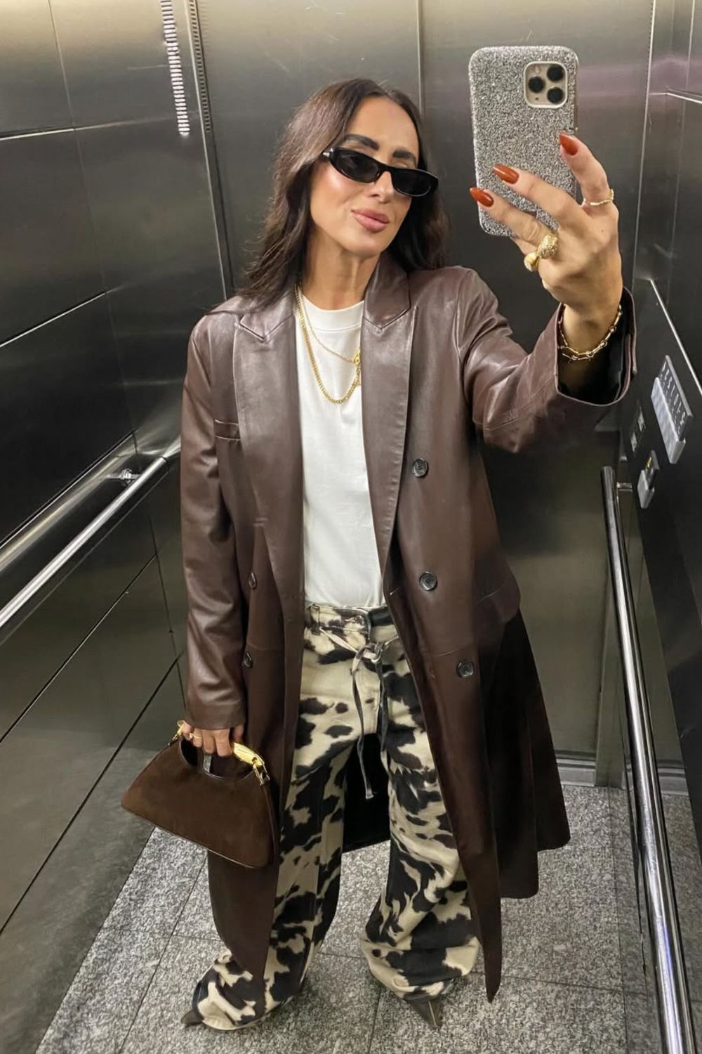 Discover 30+ chic leather jacket outfit ideas to style this season. From classic black and brown to bold colors and vintage suede, these looks will inspire effortless street style, casual chic, and polished layering. Perfect for everyday wear or statement fashion moments. Red Leather Jacket Outfit, Black Leather Jacket Outfit, Long Leather Jacket Outfit, Burgundy Leather Jacket, Cropped Leather Jacket Outfit, White Leather Jacket Outfit, Green Leather Jacket, Winter, Outfit With Leather Jacket