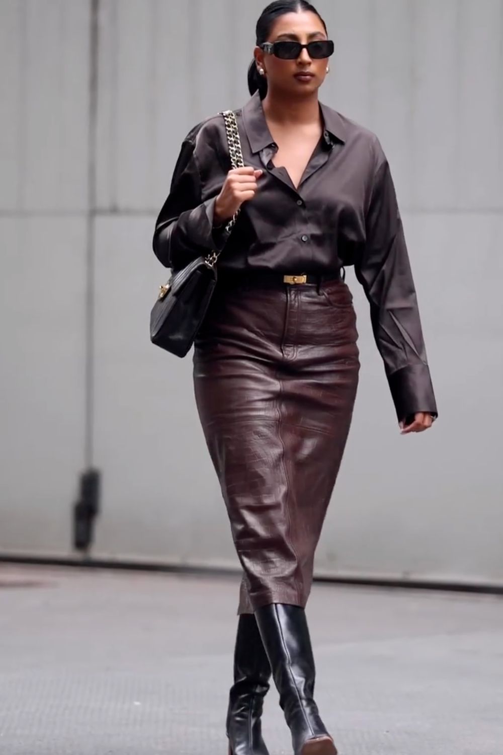 Long leather skirts are chic, versatile, and timeless. From casual street style with sneakers to bold color-block looks, discover 30+ stylish long leather skirt outfit ideas to inspire your wardrobe for work, weekends, and nights out. Perfect outfit inspiration for every season. Long Black Leather Skirt Outfit, Winter, Black, Midi Leather Skirt, Long Brown Leather Skirt Outfit, Long Faux Leather Skirt, How To Style A Long Leather Skirt, Outfits With Long Leather Skirt, Leather Midi Skirt Outfit