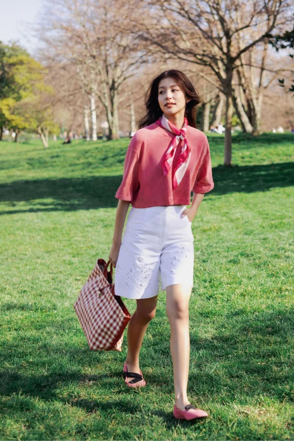 Discover stylish Longchamp bag outfit ideas for every occasion. From casual day looks to chic evening styles, get inspired and shop the best bags to elevate your wardrobe. Longchamp Le Pliage Outfit, Longchamp Bag Aesthetic, Longchamp Outfit, Longchamp Aesthetic, Mini Longchamp Bag Outfit, Mini Le Pliage Outfit, Black Longchamp Bag Outfit, Longchamp Backpack Outfit, Blue Longchamp Bag Outfit, Longchamp Pouch Outfit, Longchamp Tote Bag Outfit, Red, Pink, Brown, Green, Beige, Navy Discover stylish Longchamp bag outfit ideas for every occasion. From casual day looks to chic evening styles, get inspired and shop the best bags to elevate your wardrobe. Longchamp Le Pliage Outfit, Longchamp Bag Aesthetic, Longchamp Outfit, Longchamp Aesthetic, Mini Longchamp Bag Outfit, Mini Le Pliage Outfit, Black Longchamp Bag Outfit, Longchamp Backpack Outfit, Blue Longchamp Bag Outfit, Longchamp Pouch Outfit, Longchamp Tote Bag Outfit, Red, Pink, Brown, Green, Beige, Navy