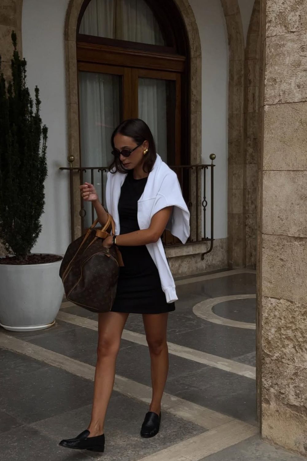Discover chic Louis Vuitton bag outfit ideas that show how to style iconic LV bags for every occasion. From casual streetwear to elegant evening looks, get inspired by timeless and modern ways to elevate your style with Louis Vuitton. Louis Vuitton Crossbody Bag Outfit, Louis Vuitton Bum Bag, Louis Vuitton Loop Bag, Louis Vuitton Denim Bag Outfit, Louis Vuitton Noe Bag, Louis Vuitton Bag Outfit Casual, Louis Vuitton Bucket Bag Outfit, Outfit With Louis Vuitton Bag, Louis Vuitton Shoulder Bag