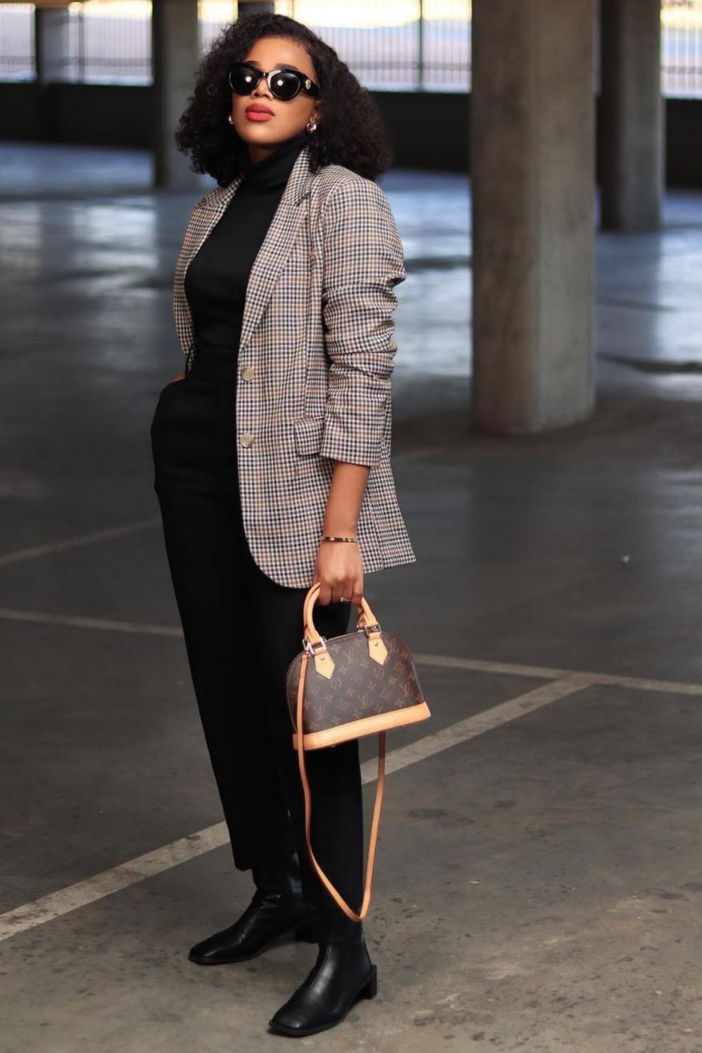 Discover chic Louis Vuitton bag outfit ideas that show how to style iconic LV bags for every occasion. From casual streetwear to elegant evening looks, get inspired by timeless and modern ways to elevate your style with Louis Vuitton. Louis Vuitton Crossbody Bag Outfit, Louis Vuitton Bum Bag, Louis Vuitton Loop Bag, Louis Vuitton Denim Bag Outfit, Louis Vuitton Noe Bag, Louis Vuitton Bag Outfit Casual, Louis Vuitton Bucket Bag Outfit, Outfit With Louis Vuitton Bag, Louis Vuitton Shoulder Bag