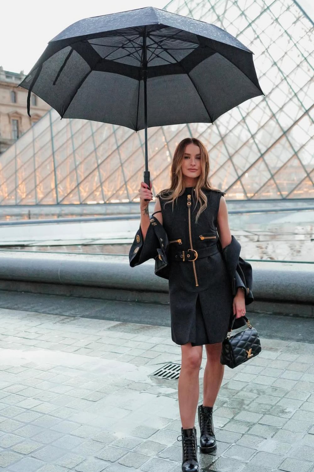 Discover chic Louis Vuitton bag outfit ideas that show how to style iconic LV bags for every occasion. From casual streetwear to elegant evening looks, get inspired by timeless and modern ways to elevate your style with Louis Vuitton. Louis Vuitton Crossbody Bag Outfit, Louis Vuitton Bum Bag, Louis Vuitton Loop Bag, Louis Vuitton Denim Bag Outfit, Louis Vuitton Noe Bag, Louis Vuitton Bag Outfit Casual, Louis Vuitton Bucket Bag Outfit, Outfit With Louis Vuitton Bag, Louis Vuitton Shoulder Bag