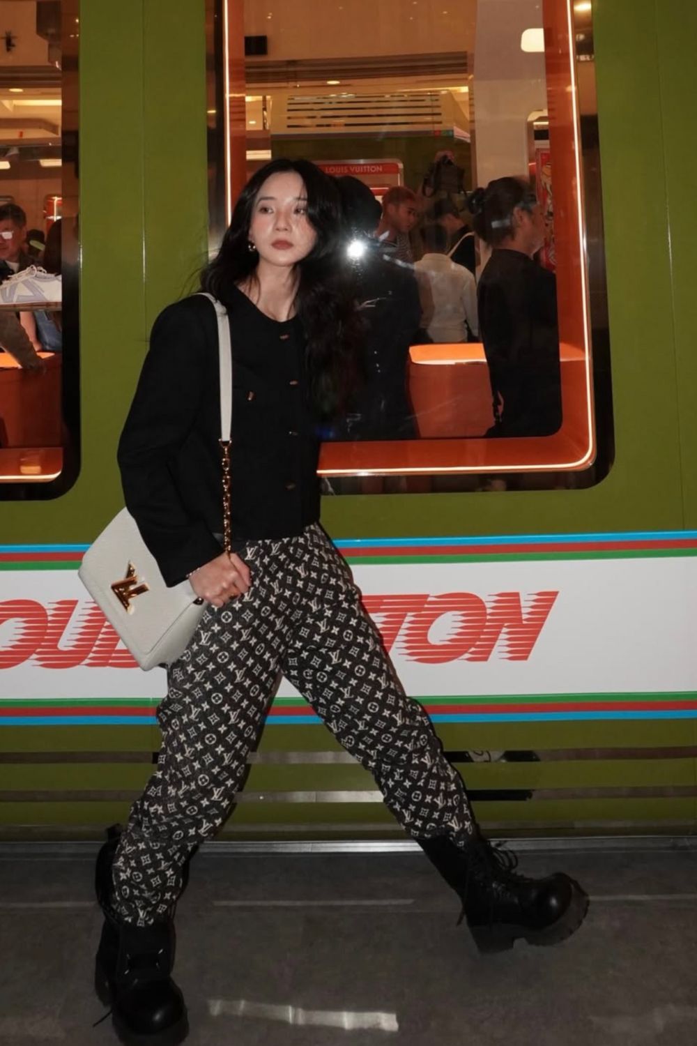 Discover chic Louis Vuitton bag outfit ideas that show how to style iconic LV bags for every occasion. From casual streetwear to elegant evening looks, get inspired by timeless and modern ways to elevate your style with Louis Vuitton. Louis Vuitton Crossbody Bag Outfit, Louis Vuitton Bum Bag, Louis Vuitton Loop Bag, Louis Vuitton Denim Bag Outfit, Louis Vuitton Noe Bag, Louis Vuitton Bag Outfit Casual, Louis Vuitton Bucket Bag Outfit, Outfit With Louis Vuitton Bag, Louis Vuitton Shoulder Bag