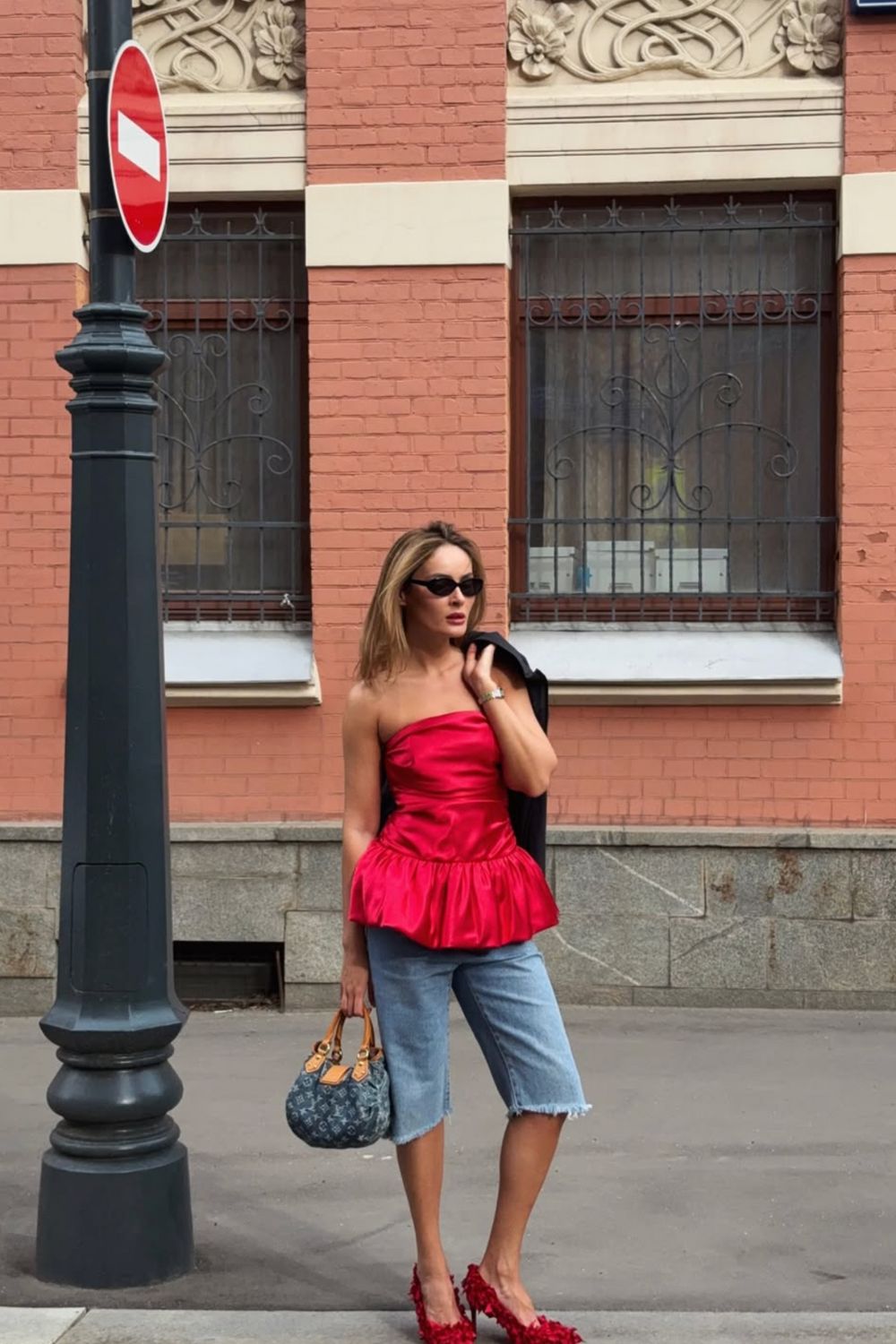 Discover chic Louis Vuitton bag outfit ideas that show how to style iconic LV bags for every occasion. From casual streetwear to elegant evening looks, get inspired by timeless and modern ways to elevate your style with Louis Vuitton. Louis Vuitton Crossbody Bag Outfit, Louis Vuitton Bum Bag, Louis Vuitton Loop Bag, Louis Vuitton Denim Bag Outfit, Louis Vuitton Noe Bag, Louis Vuitton Bag Outfit Casual, Louis Vuitton Bucket Bag Outfit, Outfit With Louis Vuitton Bag, Louis Vuitton Shoulder Bag