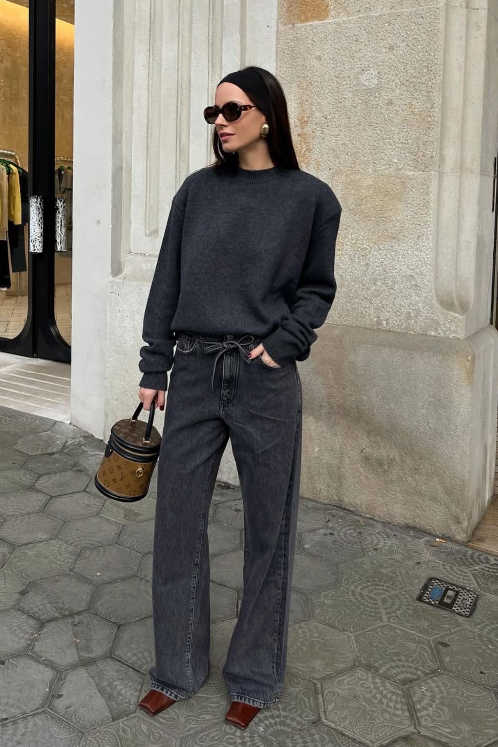 Discover chic Louis Vuitton bag outfit ideas that show how to style iconic LV bags for every occasion. From casual streetwear to elegant evening looks, get inspired by timeless and modern ways to elevate your style with Louis Vuitton. Louis Vuitton Crossbody Bag Outfit, Louis Vuitton Bum Bag, Louis Vuitton Loop Bag, Louis Vuitton Denim Bag Outfit, Louis Vuitton Noe Bag, Louis Vuitton Bag Outfit Casual, Louis Vuitton Bucket Bag Outfit, Outfit With Louis Vuitton Bag, Louis Vuitton Shoulder Bag