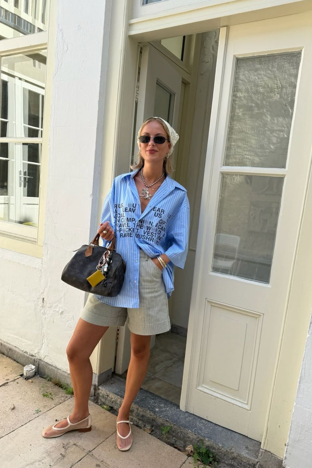 Discover chic Louis Vuitton bag outfit ideas that show how to style iconic LV bags for every occasion. From casual streetwear to elegant evening looks, get inspired by timeless and modern ways to elevate your style with Louis Vuitton. Louis Vuitton Crossbody Bag Outfit, Louis Vuitton Bum Bag, Louis Vuitton Loop Bag, Louis Vuitton Denim Bag Outfit, Louis Vuitton Noe Bag, Louis Vuitton Bag Outfit Casual, Louis Vuitton Bucket Bag Outfit, Outfit With Louis Vuitton Bag, Louis Vuitton Shoulder Bag