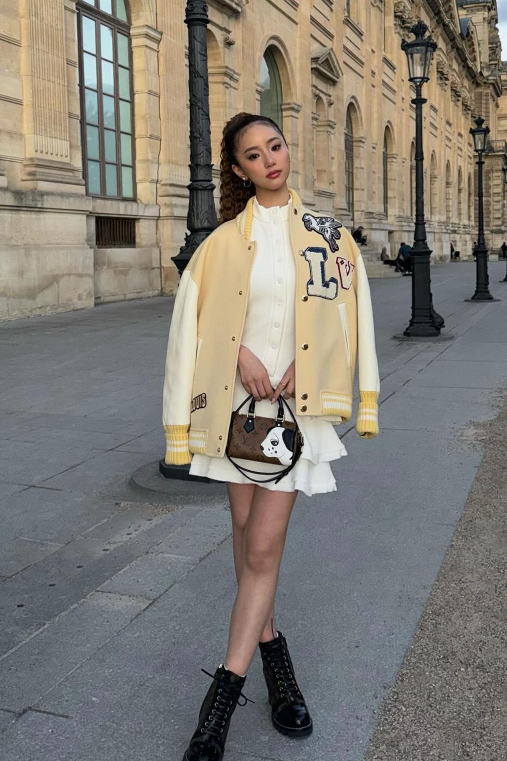 Discover chic Louis Vuitton bag outfit ideas that show how to style iconic LV bags for every occasion. From casual streetwear to elegant evening looks, get inspired by timeless and modern ways to elevate your style with Louis Vuitton. Louis Vuitton Crossbody Bag Outfit, Louis Vuitton Bum Bag, Louis Vuitton Loop Bag, Louis Vuitton Denim Bag Outfit, Louis Vuitton Noe Bag, Louis Vuitton Bag Outfit Casual, Louis Vuitton Bucket Bag Outfit, Outfit With Louis Vuitton Bag, Louis Vuitton Shoulder Bag