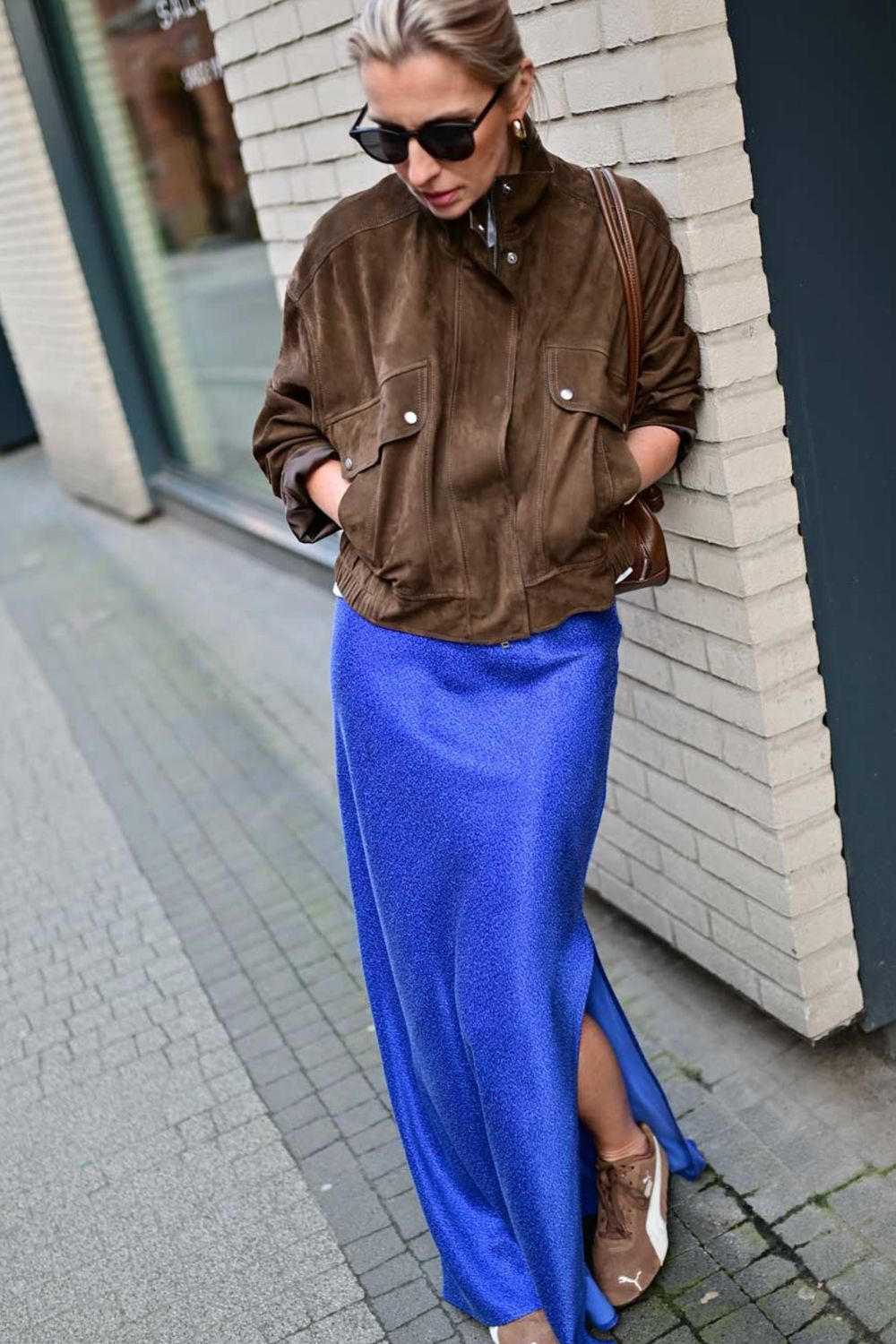 Chic suede leather jacket outfit ideas for every season. From casual street style with jeans to elevated looks with skirts and dresses, these versatile suede jackets add timeless texture and style to your wardrobe. Perfect inspiration for everyday wear or Pinterest-worthy fashion. Brown Suede Leather Jacket Outfit, Red Suede Leather Jacket, Tan Suede Leather Jacket, Burgundy Suede Leather Jacket, Green Suede Leather Jacket