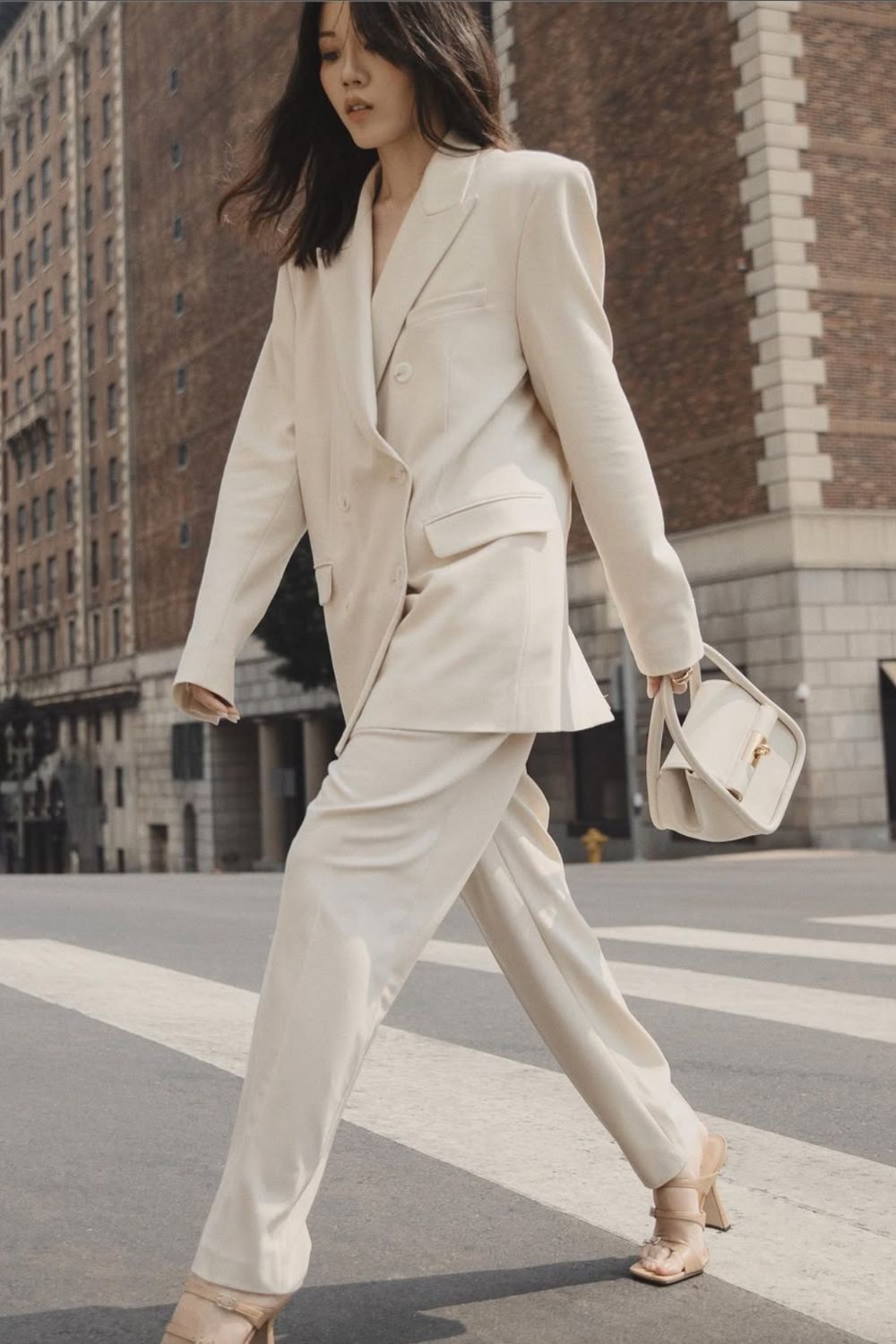 Discover 30+ chic white bag outfit ideas you’ll want to copy. From casual street style to elegant evening looks, see how a white handbag can elevate any outfit.White Shoulder Bag Outfit, White Tote Bag Outfit, White Crossbody Bag Outfit, White Chanel Bag Outfit, Off White Bag Outfit, White Sling Bag Outfit, White Jacquemus Bag Outfit, White Coach Bag Outfit, Black And White Bag Outfit, White Leather Bag Outfit, White Hobo Bag Outfit, Diesel, Winter, Small, Dior, Baguette