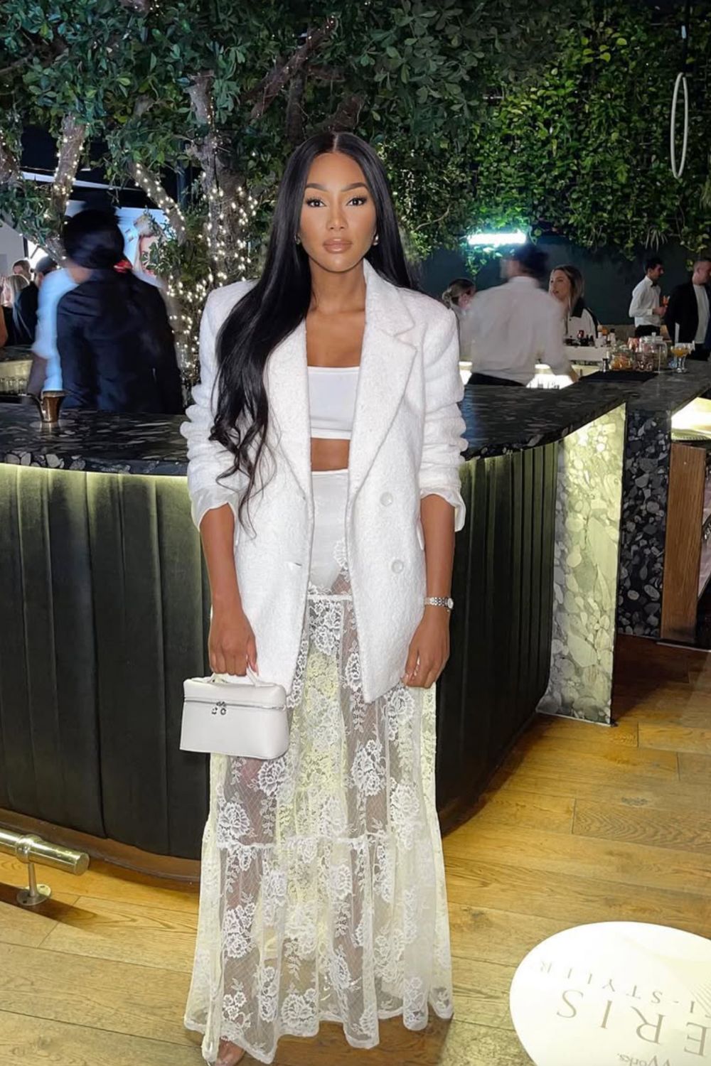 Discover 30+ chic white bag outfit ideas you’ll want to copy. From casual street style to elegant evening looks, see how a white handbag can elevate any outfit.White Shoulder Bag Outfit, White Tote Bag Outfit, White Crossbody Bag Outfit, White Chanel Bag Outfit, Off White Bag Outfit, White Sling Bag Outfit, White Jacquemus Bag Outfit, White Coach Bag Outfit, Black And White Bag Outfit, White Leather Bag Outfit, White Hobo Bag Outfit, Diesel, Winter, Small, Dior, Baguette