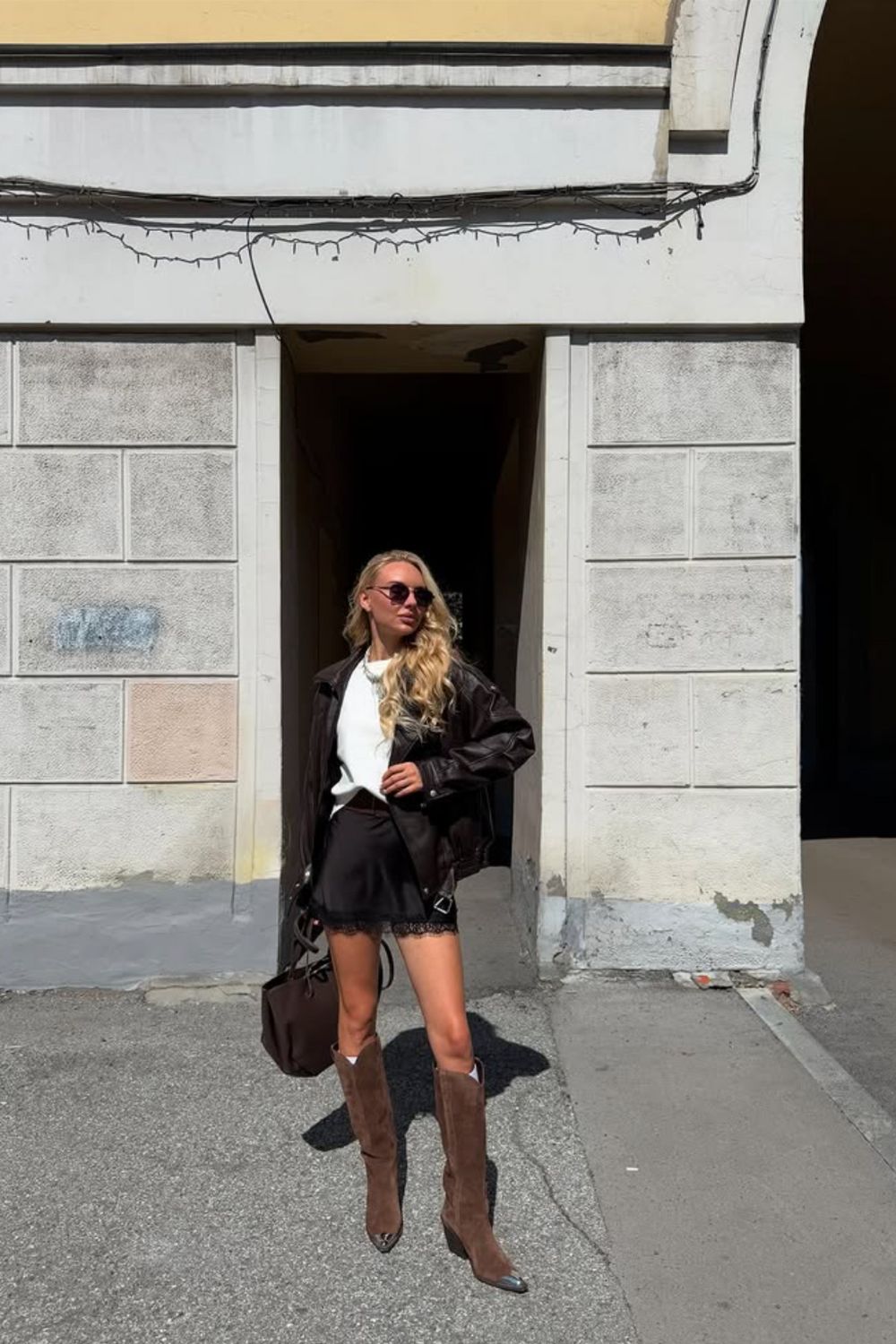 27 Effortlessly Chic Brown Suede Boots Outfit Ideas