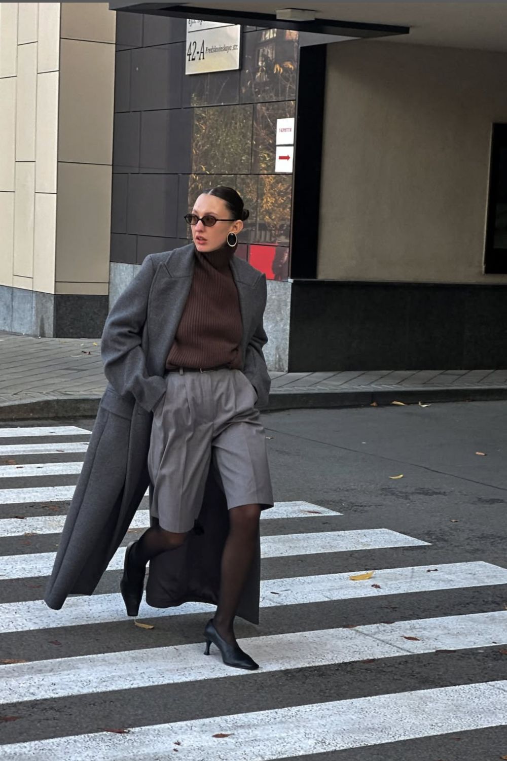 Chic grey coat outfit ideas for every season — from monochrome looks and tailored layers to bold colour pops and statement street-style inspo. Discover easy, stylish ways to wear a grey coat with jeans, skirts, boots, and more.