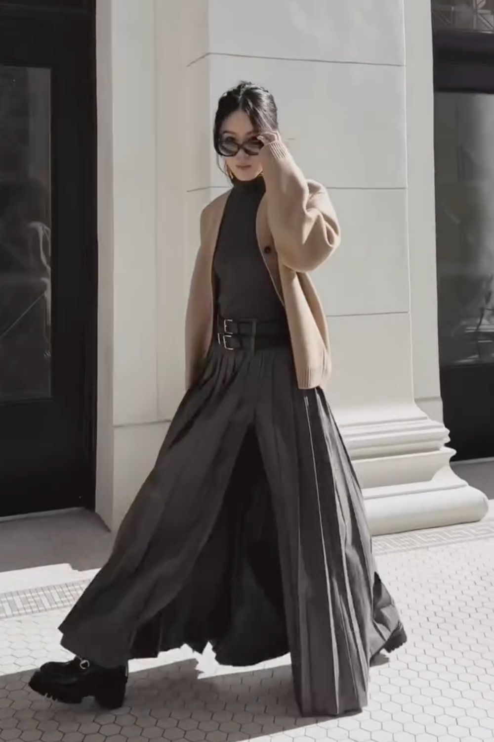 Discover chic and stylish grey pleated skirt outfit ideas, from cosy knits to elegant layered looks. Get inspired with versatile ways to style mini and midi pleated skirts for every season and occasion. Grey Pleated Skirt Outfit, Grey Pleated Mini Skirt Outfit, Pleated Grey Skirt Outfit, Grey Pleated Skirt Outfit Summer, Long Grey Pleated Skirt Outfit, Grey Pleated Skirt Outfit Winter, Dark Grey Pleated Skirt Outfit, Grey Pleated Midi Skirt Outfit, Grey Pleated Skirt Outfit Aesthetic, Grey Mini Pleated Skirt Outfit