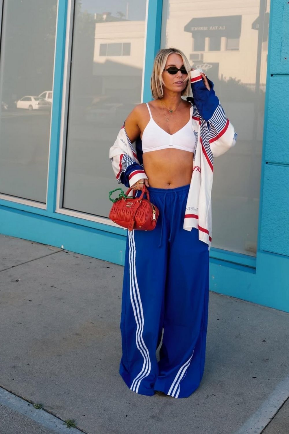 Discover chic Adidas track pants outfit ideas that blend sporty comfort with street-style flair. From cozy layers to elevated casual looks, learn how to style your favorite three-stripe pants for every season and occasion. Adidas Track Pants Outfit Woman, Adidas Track Pants Outfit Aesthetic, Adidas Track Jacket Outfit Street Style, Adidas Track Shorts Outfit, Black Adidas Track Pants Outfit, Blue Adidas Track Pants Outfit, Adidas Track Suit Outfit, Adidas Track Pants Outfit Winter, Adidas Track Pants Outfit Casual, Adidas Track Top Outfit