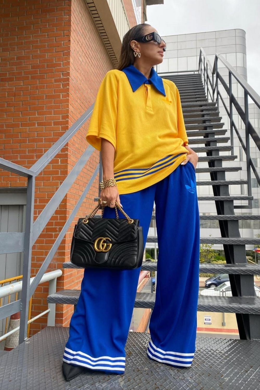 Discover chic Adidas track pants outfit ideas that blend sporty comfort with street-style flair. From cozy layers to elevated casual looks, learn how to style your favorite three-stripe pants for every season and occasion. Adidas Track Pants Outfit Woman, Adidas Track Pants Outfit Aesthetic, Adidas Track Jacket Outfit Street Style, Adidas Track Shorts Outfit, Black Adidas Track Pants Outfit, Blue Adidas Track Pants Outfit, Adidas Track Suit Outfit, Adidas Track Pants Outfit Winter, Adidas Track Pants Outfit Casual, Adidas Track Top Outfit