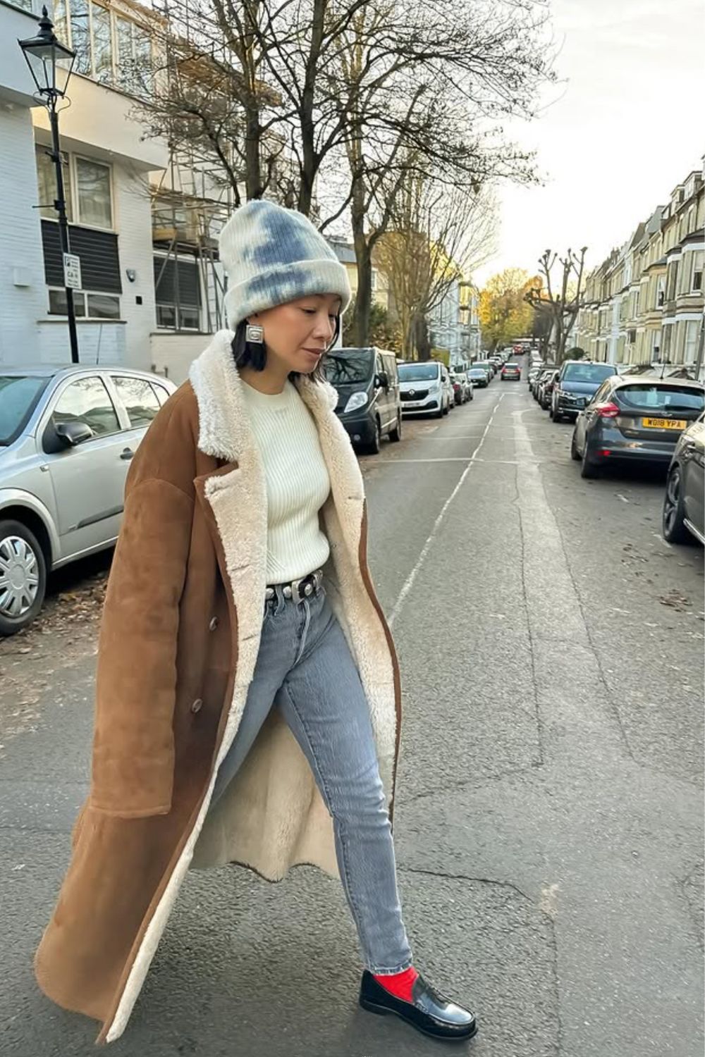 Chic shearling coat outfit ideas for winter, from casual everyday looks to elevated street style. Discover how to style shearling jackets with jeans, joggers, dresses, and cosy layers for effortless cold-weather outfits. Shearling Coat Outfit, Shearling Jacket Outfit, Brown Shearling Jacket Outfit, Black Shearling Jacket Outfit, Faux Shearling Jacket, Shearling Jacket Women, Faux Shearling Jacket Outfit, Black Shearling Jacket, Leather Shearling Jacket, Brown Shearling Jacket, Zara Shearling Jacket, Shearling Leather Jacket, White Shearling Jacket Outfit, Leather Shearling Jacket Outfit, Mango Shearling Jacket, Long Shearling Coat Outfit, Faux Shearling Coat Outfit