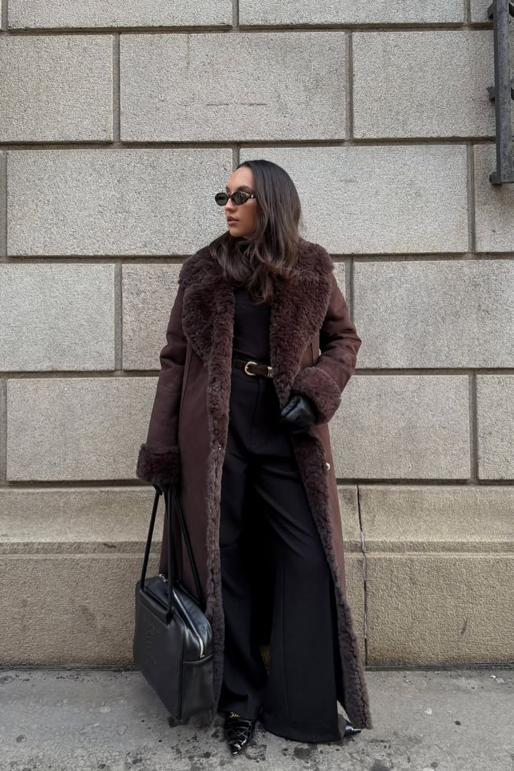 Chic shearling coat outfit ideas for winter, from casual everyday looks to elevated street style. Discover how to style shearling jackets with jeans, joggers, dresses, and cosy layers for effortless cold-weather outfits. Shearling Coat Outfit, Shearling Jacket Outfit, Brown Shearling Jacket Outfit, Black Shearling Jacket Outfit, Faux Shearling Jacket, Shearling Jacket Women, Faux Shearling Jacket Outfit, Black Shearling Jacket, Leather Shearling Jacket, Brown Shearling Jacket, Zara Shearling Jacket, Shearling Leather Jacket, White Shearling Jacket Outfit, Leather Shearling Jacket Outfit, Mango Shearling Jacket, Long Shearling Coat Outfit, Faux Shearling Coat Outfit