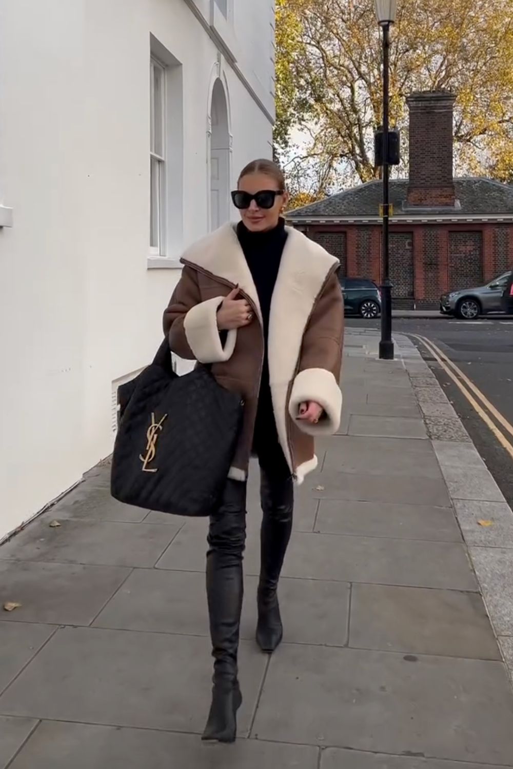 Chic shearling coat outfit ideas for winter, from casual everyday looks to elevated street style. Discover how to style shearling jackets with jeans, joggers, dresses, and cosy layers for effortless cold-weather outfits. Shearling Coat Outfit, Shearling Jacket Outfit, Brown Shearling Jacket Outfit, Black Shearling Jacket Outfit, Faux Shearling Jacket, Shearling Jacket Women, Faux Shearling Jacket Outfit, Black Shearling Jacket, Leather Shearling Jacket, Brown Shearling Jacket, Zara Shearling Jacket, Shearling Leather Jacket, White Shearling Jacket Outfit, Leather Shearling Jacket Outfit, Mango Shearling Jacket, Long Shearling Coat Outfit, Faux Shearling Coat Outfit