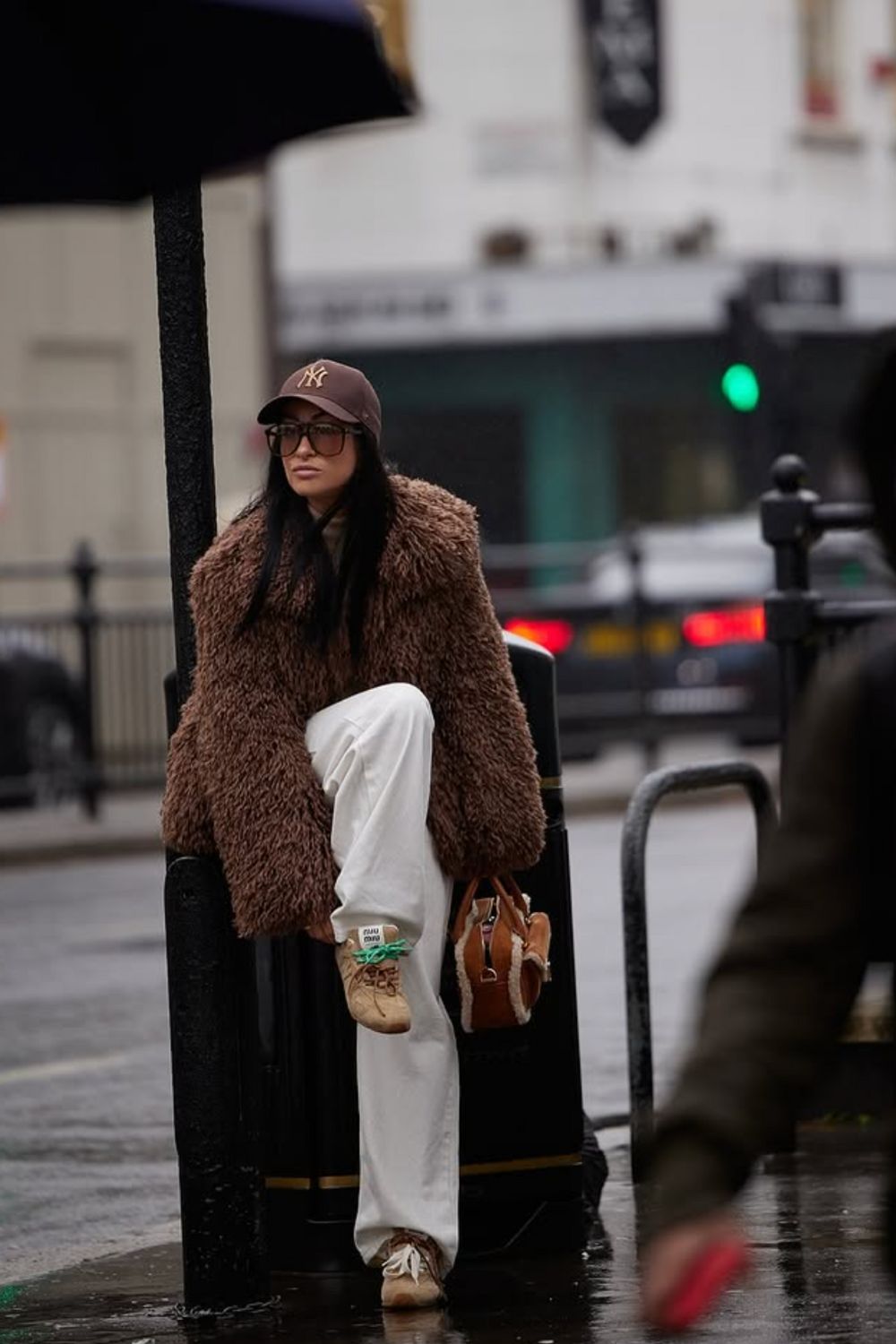 Chic shearling coat outfit ideas for winter, from casual everyday looks to elevated street style. Discover how to style shearling jackets with jeans, joggers, dresses, and cosy layers for effortless cold-weather outfits. Shearling Coat Outfit, Shearling Jacket Outfit, Brown Shearling Jacket Outfit, Black Shearling Jacket Outfit, Faux Shearling Jacket, Shearling Jacket Women, Faux Shearling Jacket Outfit, Black Shearling Jacket, Leather Shearling Jacket, Brown Shearling Jacket, Zara Shearling Jacket, Shearling Leather Jacket, White Shearling Jacket Outfit, Leather Shearling Jacket Outfit, Mango Shearling Jacket, Long Shearling Coat Outfit, Faux Shearling Coat Outfit