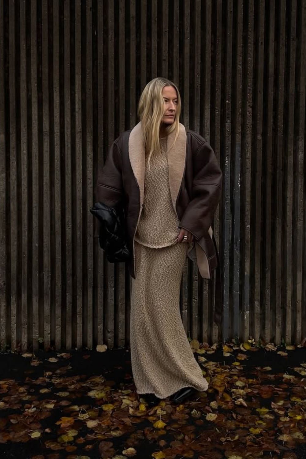 Chic shearling coat outfit ideas for winter, from casual everyday looks to elevated street style. Discover how to style shearling jackets with jeans, joggers, dresses, and cosy layers for effortless cold-weather outfits. Shearling Coat Outfit, Shearling Jacket Outfit, Brown Shearling Jacket Outfit, Black Shearling Jacket Outfit, Faux Shearling Jacket, Shearling Jacket Women, Faux Shearling Jacket Outfit, Black Shearling Jacket, Leather Shearling Jacket, Brown Shearling Jacket, Zara Shearling Jacket, Shearling Leather Jacket, White Shearling Jacket Outfit, Leather Shearling Jacket Outfit, Mango Shearling Jacket, Long Shearling Coat Outfit, Faux Shearling Coat Outfit
