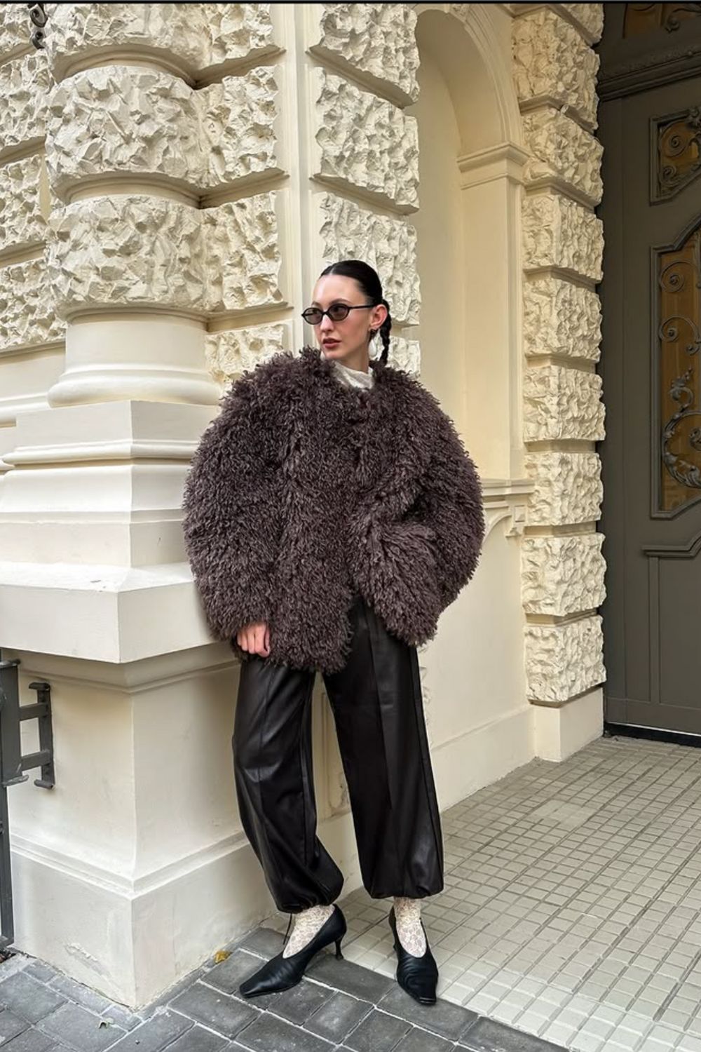Chic shearling coat outfit ideas for winter, from casual everyday looks to elevated street style. Discover how to style shearling jackets with jeans, joggers, dresses, and cosy layers for effortless cold-weather outfits. Shearling Coat Outfit, Shearling Jacket Outfit, Brown Shearling Jacket Outfit, Black Shearling Jacket Outfit, Faux Shearling Jacket, Shearling Jacket Women, Faux Shearling Jacket Outfit, Black Shearling Jacket, Leather Shearling Jacket, Brown Shearling Jacket, Zara Shearling Jacket, Shearling Leather Jacket, White Shearling Jacket Outfit, Leather Shearling Jacket Outfit, Mango Shearling Jacket, Long Shearling Coat Outfit, Faux Shearling Coat Outfit