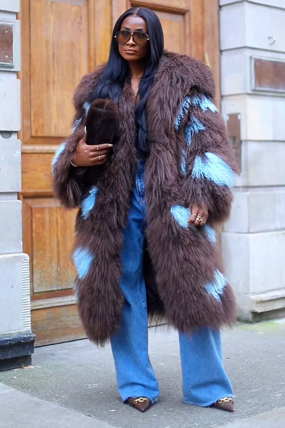 Chic shearling coat outfit ideas for winter, from casual everyday looks to elevated street style. Discover how to style shearling jackets with jeans, joggers, dresses, and cosy layers for effortless cold-weather outfits. Shearling Coat Outfit, Shearling Jacket Outfit, Brown Shearling Jacket Outfit, Black Shearling Jacket Outfit, Faux Shearling Jacket, Shearling Jacket Women, Faux Shearling Jacket Outfit, Black Shearling Jacket, Leather Shearling Jacket, Brown Shearling Jacket, Zara Shearling Jacket, Shearling Leather Jacket, White Shearling Jacket Outfit, Leather Shearling Jacket Outfit, Mango Shearling Jacket, Long Shearling Coat Outfit, Faux Shearling Coat Outfit