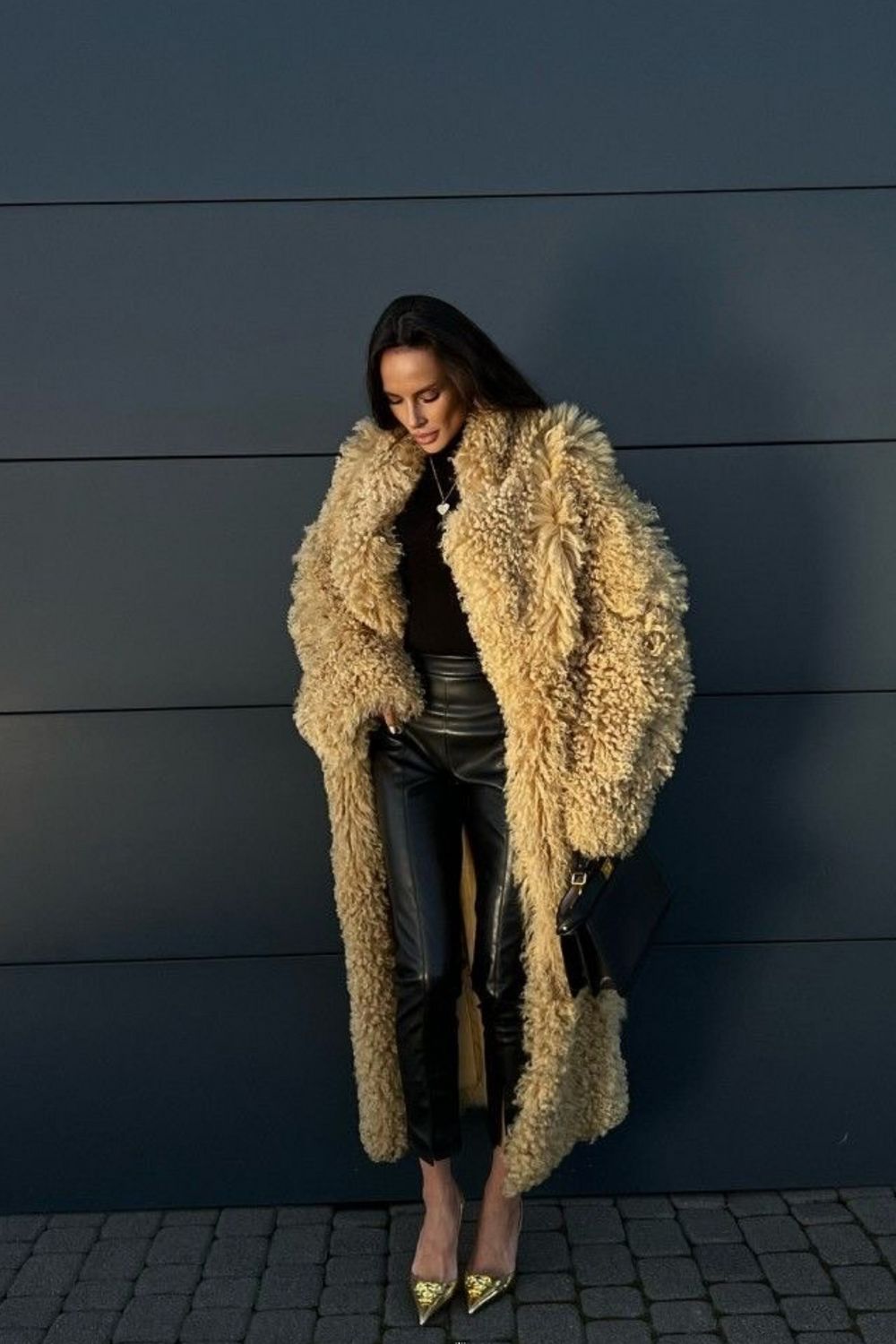 Chic shearling coat outfit ideas for winter, from casual everyday looks to elevated street style. Discover how to style shearling jackets with jeans, joggers, dresses, and cosy layers for effortless cold-weather outfits. Shearling Coat Outfit, Shearling Jacket Outfit, Brown Shearling Jacket Outfit, Black Shearling Jacket Outfit, Faux Shearling Jacket, Shearling Jacket Women, Faux Shearling Jacket Outfit, Black Shearling Jacket, Leather Shearling Jacket, Brown Shearling Jacket, Zara Shearling Jacket, Shearling Leather Jacket, White Shearling Jacket Outfit, Leather Shearling Jacket Outfit, Mango Shearling Jacket, Long Shearling Coat Outfit, Faux Shearling Coat Outfit