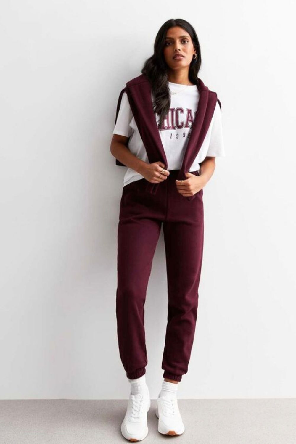 Discover chic burgundy sweatpants outfit ideas that blend comfort and style. From elevated street style to cozy everyday looks, learn how to style burgundy joggers for effortless, fashion-forward outfits. Baggy Sweatpants Outfit, Wide Leg Sweatpants Outfit, Cute Sweatpants Outfit, Sweatpants Outfit For School, Cargo Sweatpants Outfit, Outfit Ideas Sweatpants, Nike Sweatpants Outfit, Sweatpants Outfit Black Women, Sweatpants Outfit Winter, Sweatpants Outfit Aesthetic, Flare Sweatpants Outfit