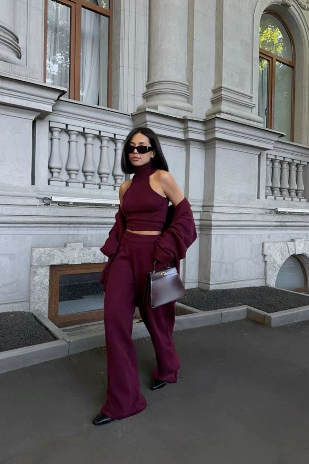 Discover chic burgundy sweatpants outfit ideas that blend comfort and style. From elevated street style to cozy everyday looks, learn how to style burgundy joggers for effortless, fashion-forward outfits. Baggy Sweatpants Outfit, Wide Leg Sweatpants Outfit, Cute Sweatpants Outfit, Sweatpants Outfit For School, Cargo Sweatpants Outfit, Outfit Ideas Sweatpants, Nike Sweatpants Outfit, Sweatpants Outfit Black Women, Sweatpants Outfit Winter, Sweatpants Outfit Aesthetic, Flare Sweatpants Outfit
