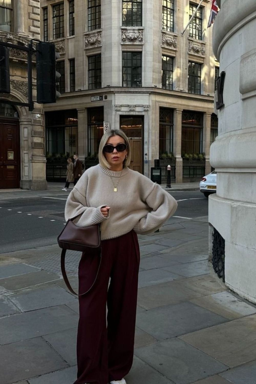 Discover chic burgundy sweatpants outfit ideas that blend comfort and style. From elevated street style to cozy everyday looks, learn how to style burgundy joggers for effortless, fashion-forward outfits. Baggy Sweatpants Outfit, Wide Leg Sweatpants Outfit, Cute Sweatpants Outfit, Sweatpants Outfit For School, Cargo Sweatpants Outfit, Outfit Ideas Sweatpants, Nike Sweatpants Outfit, Sweatpants Outfit Black Women, Sweatpants Outfit Winter, Sweatpants Outfit Aesthetic, Flare Sweatpants Outfit