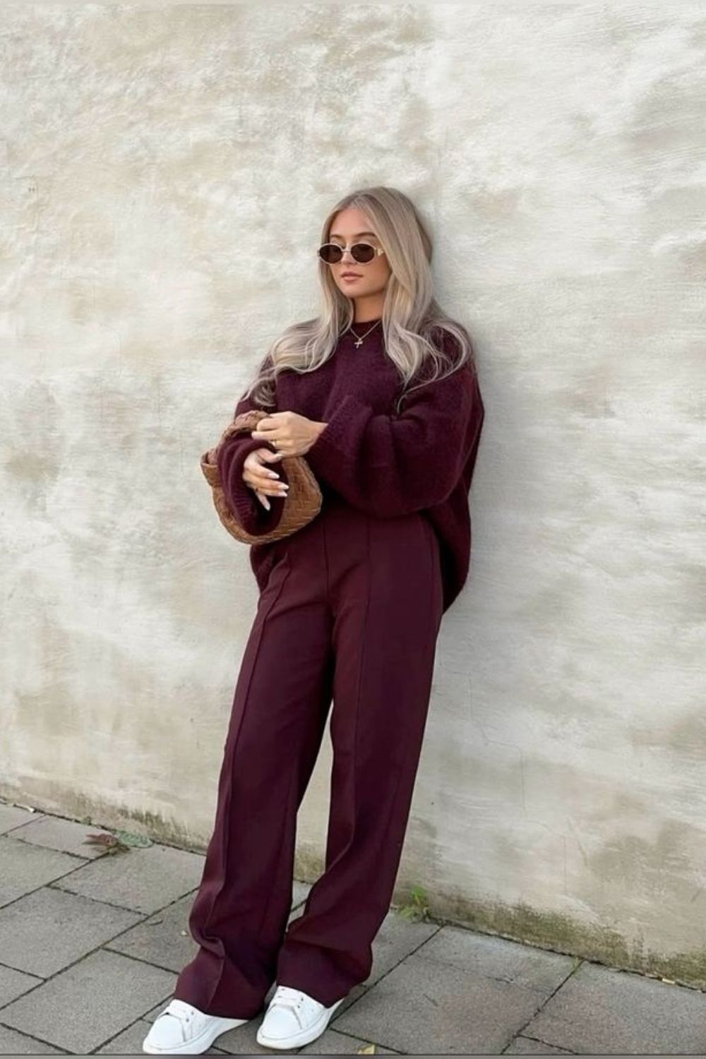 Discover chic burgundy sweatpants outfit ideas that blend comfort and style. From elevated street style to cozy everyday looks, learn how to style burgundy joggers for effortless, fashion-forward outfits. Baggy Sweatpants Outfit, Wide Leg Sweatpants Outfit, Cute Sweatpants Outfit, Sweatpants Outfit For School, Cargo Sweatpants Outfit, Outfit Ideas Sweatpants, Nike Sweatpants Outfit, Sweatpants Outfit Black Women, Sweatpants Outfit Winter, Sweatpants Outfit Aesthetic, Flare Sweatpants Outfit
