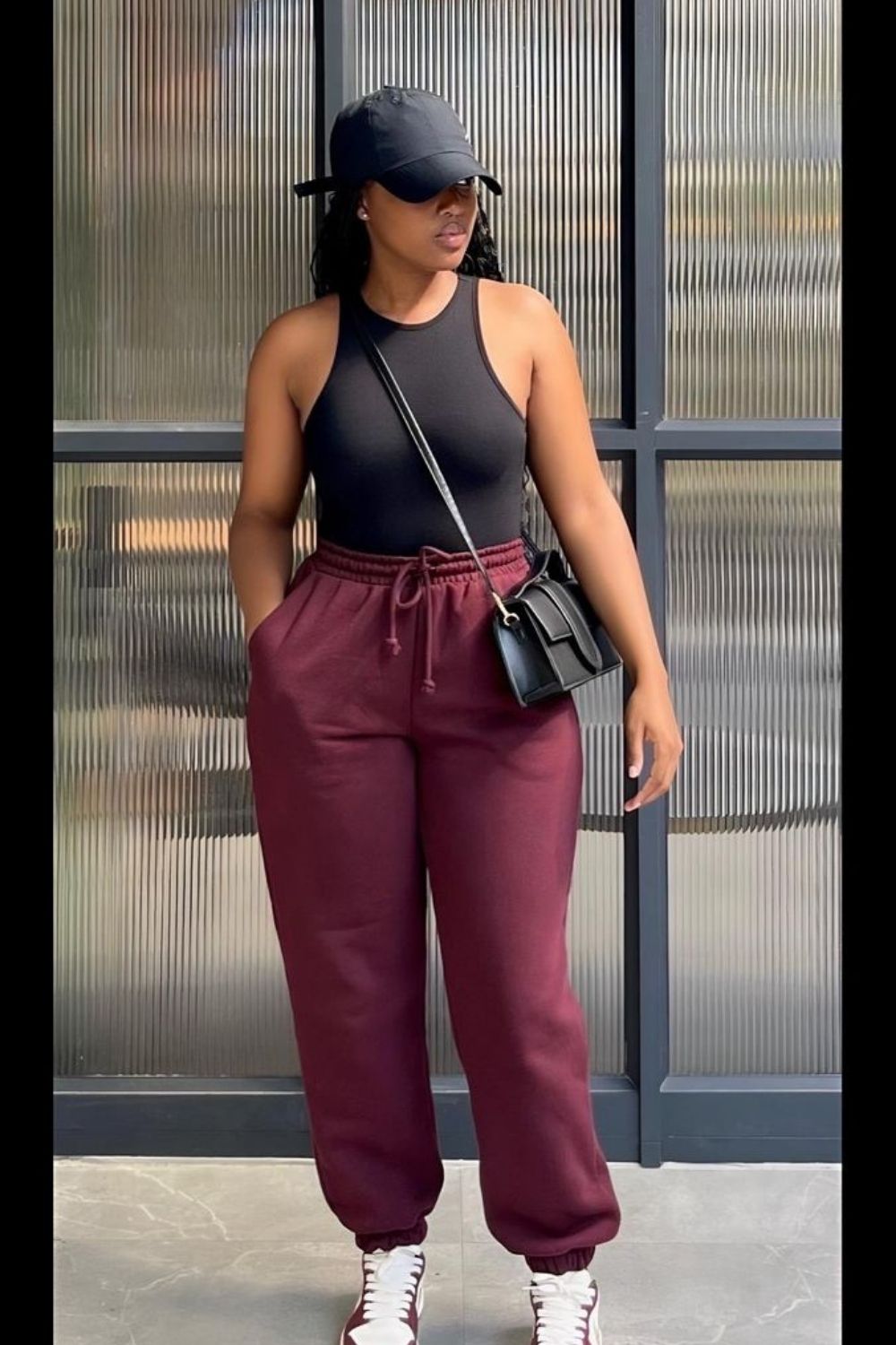 Discover chic burgundy sweatpants outfit ideas that blend comfort and style. From elevated street style to cozy everyday looks, learn how to style burgundy joggers for effortless, fashion-forward outfits. Baggy Sweatpants Outfit, Wide Leg Sweatpants Outfit, Cute Sweatpants Outfit, Sweatpants Outfit For School, Cargo Sweatpants Outfit, Outfit Ideas Sweatpants, Nike Sweatpants Outfit, Sweatpants Outfit Black Women, Sweatpants Outfit Winter, Sweatpants Outfit Aesthetic, Flare Sweatpants Outfit