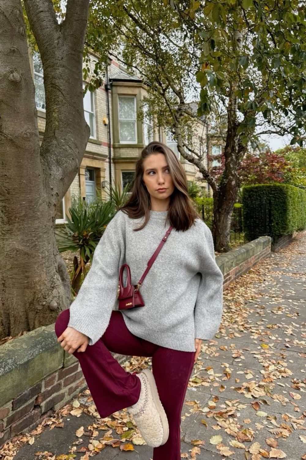 Discover chic burgundy sweatpants outfit ideas that blend comfort and style. From elevated street style to cozy everyday looks, learn how to style burgundy joggers for effortless, fashion-forward outfits. Baggy Sweatpants Outfit, Wide Leg Sweatpants Outfit, Cute Sweatpants Outfit, Sweatpants Outfit For School, Cargo Sweatpants Outfit, Outfit Ideas Sweatpants, Nike Sweatpants Outfit, Sweatpants Outfit Black Women, Sweatpants Outfit Winter, Sweatpants Outfit Aesthetic, Flare Sweatpants Outfit