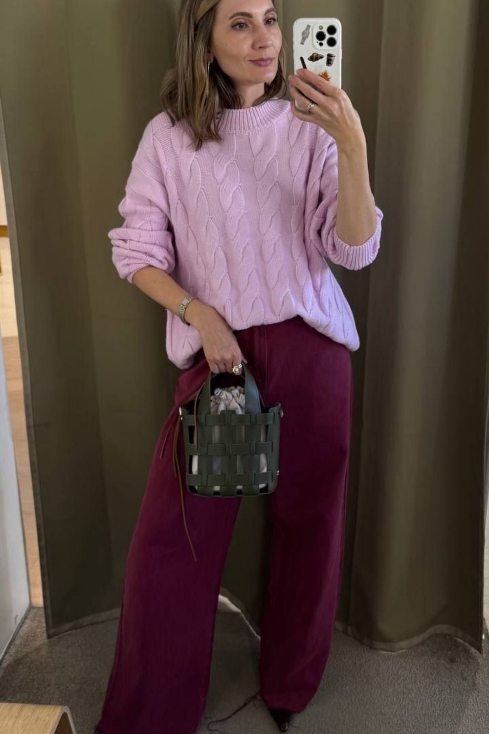 Discover chic burgundy sweatpants outfit ideas that blend comfort and style. From elevated street style to cozy everyday looks, learn how to style burgundy joggers for effortless, fashion-forward outfits. Baggy Sweatpants Outfit, Wide Leg Sweatpants Outfit, Cute Sweatpants Outfit, Sweatpants Outfit For School, Cargo Sweatpants Outfit, Outfit Ideas Sweatpants, Nike Sweatpants Outfit, Sweatpants Outfit Black Women, Sweatpants Outfit Winter, Sweatpants Outfit Aesthetic, Flare Sweatpants Outfit