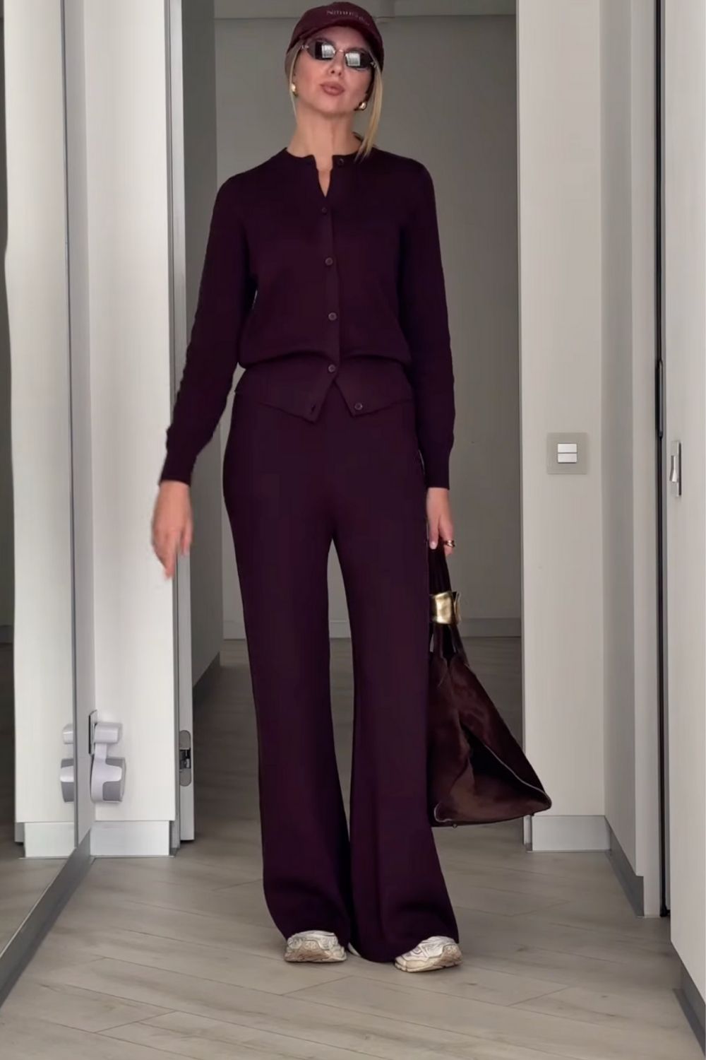 Discover chic burgundy sweatpants outfit ideas that blend comfort and style. From elevated street style to cozy everyday looks, learn how to style burgundy joggers for effortless, fashion-forward outfits. Baggy Sweatpants Outfit, Wide Leg Sweatpants Outfit, Cute Sweatpants Outfit, Sweatpants Outfit For School, Cargo Sweatpants Outfit, Outfit Ideas Sweatpants, Nike Sweatpants Outfit, Sweatpants Outfit Black Women, Sweatpants Outfit Winter, Sweatpants Outfit Aesthetic, Flare Sweatpants Outfit