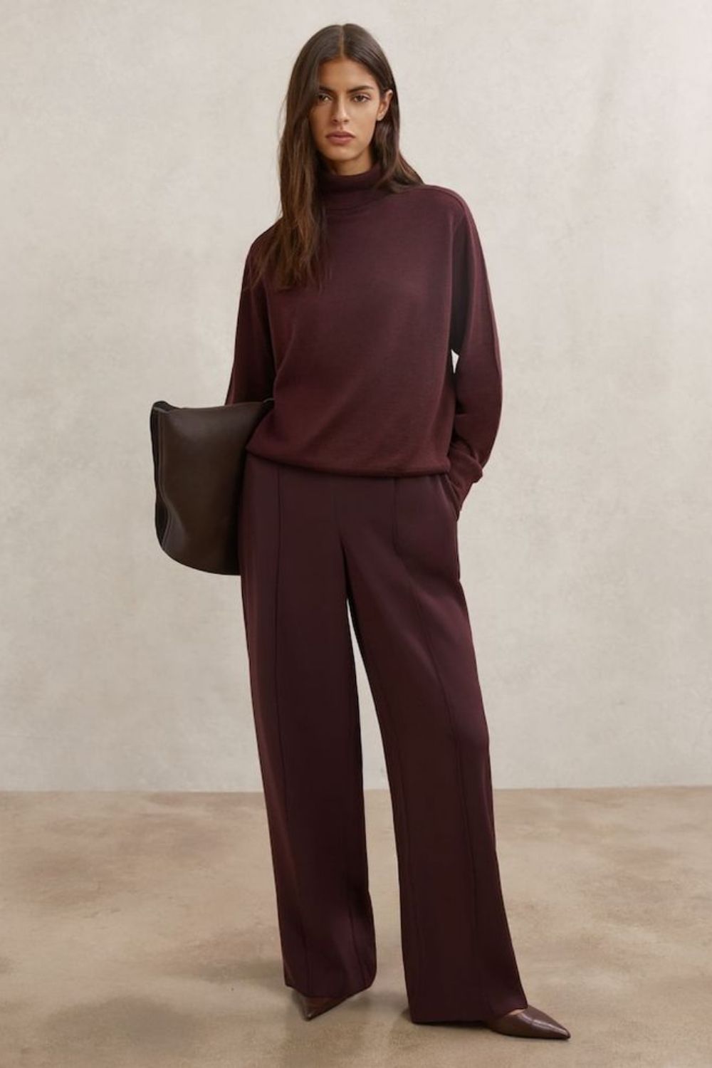 Discover chic burgundy sweatpants outfit ideas that blend comfort and style. From elevated street style to cozy everyday looks, learn how to style burgundy joggers for effortless, fashion-forward outfits. Baggy Sweatpants Outfit, Wide Leg Sweatpants Outfit, Cute Sweatpants Outfit, Sweatpants Outfit For School, Cargo Sweatpants Outfit, Outfit Ideas Sweatpants, Nike Sweatpants Outfit, Sweatpants Outfit Black Women, Sweatpants Outfit Winter, Sweatpants Outfit Aesthetic, Flare Sweatpants Outfit