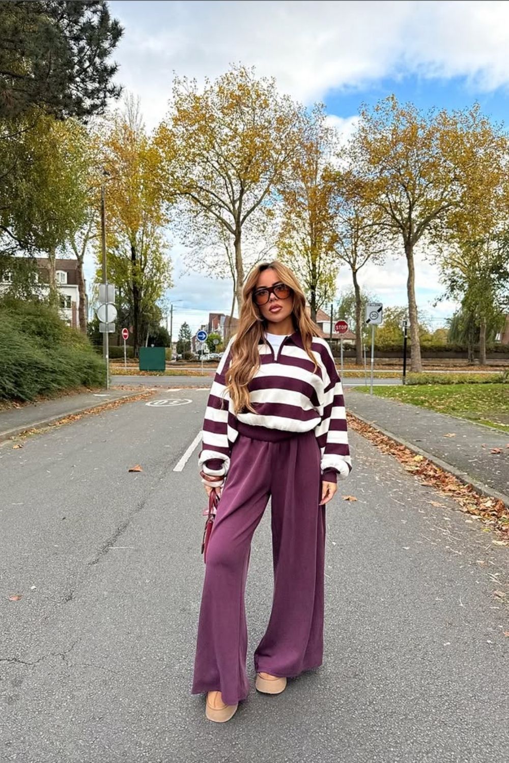 Discover chic burgundy sweatpants outfit ideas that blend comfort and style. From elevated street style to cozy everyday looks, learn how to style burgundy joggers for effortless, fashion-forward outfits. Baggy Sweatpants Outfit, Wide Leg Sweatpants Outfit, Cute Sweatpants Outfit, Sweatpants Outfit For School, Cargo Sweatpants Outfit, Outfit Ideas Sweatpants, Nike Sweatpants Outfit, Sweatpants Outfit Black Women, Sweatpants Outfit Winter, Sweatpants Outfit Aesthetic, Flare Sweatpants Outfit