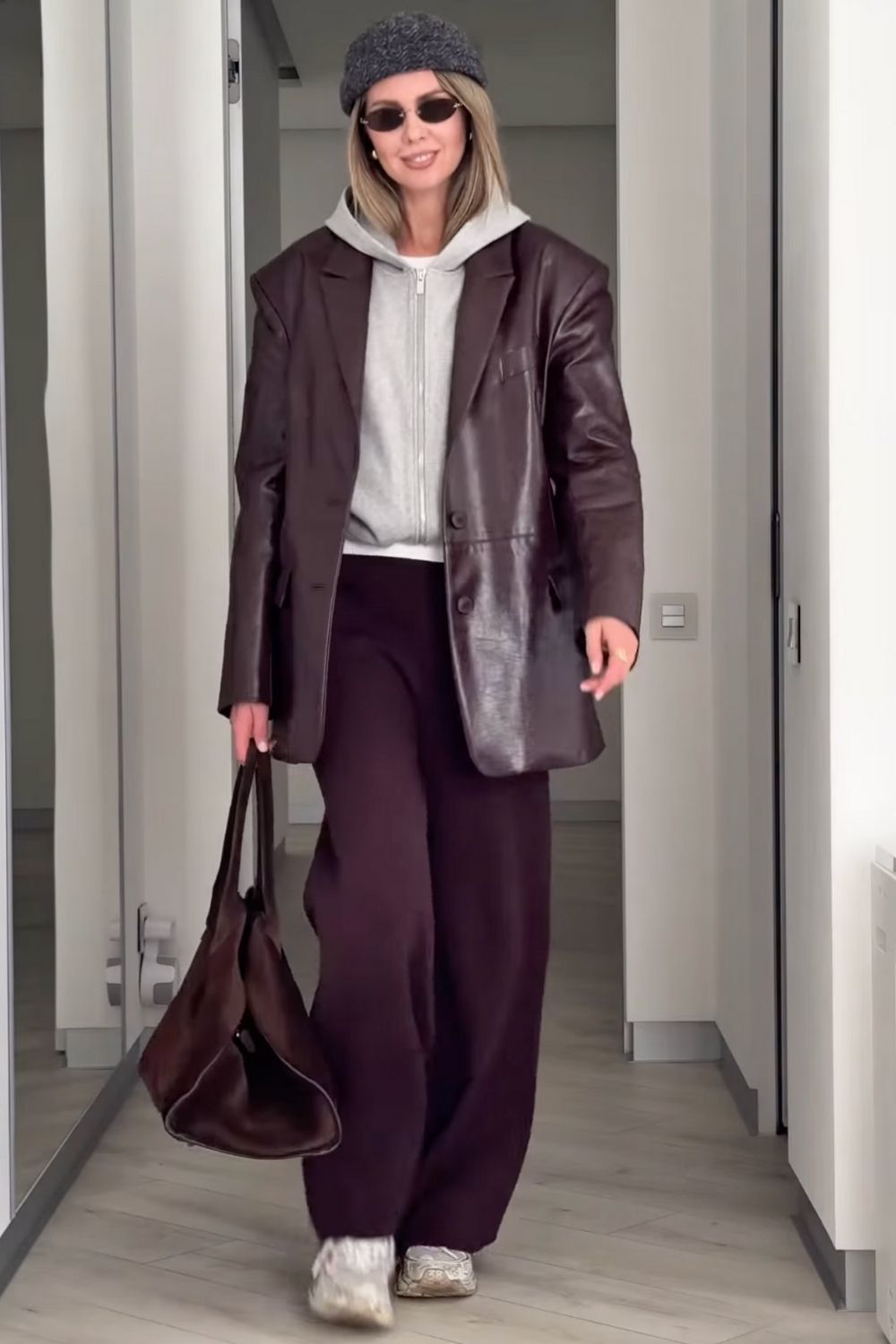 Discover chic burgundy sweatpants outfit ideas that blend comfort and style. From elevated street style to cozy everyday looks, learn how to style burgundy joggers for effortless, fashion-forward outfits. Baggy Sweatpants Outfit, Wide Leg Sweatpants Outfit, Cute Sweatpants Outfit, Sweatpants Outfit For School, Cargo Sweatpants Outfit, Outfit Ideas Sweatpants, Nike Sweatpants Outfit, Sweatpants Outfit Black Women, Sweatpants Outfit Winter, Sweatpants Outfit Aesthetic, Flare Sweatpants Outfit