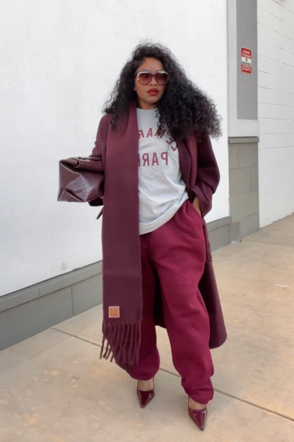Discover chic burgundy sweatpants outfit ideas that blend comfort and style. From elevated street style to cozy everyday looks, learn how to style burgundy joggers for effortless, fashion-forward outfits. Baggy Sweatpants Outfit, Wide Leg Sweatpants Outfit, Cute Sweatpants Outfit, Sweatpants Outfit For School, Cargo Sweatpants Outfit, Outfit Ideas Sweatpants, Nike Sweatpants Outfit, Sweatpants Outfit Black Women, Sweatpants Outfit Winter, Sweatpants Outfit Aesthetic, Flare Sweatpants Outfit