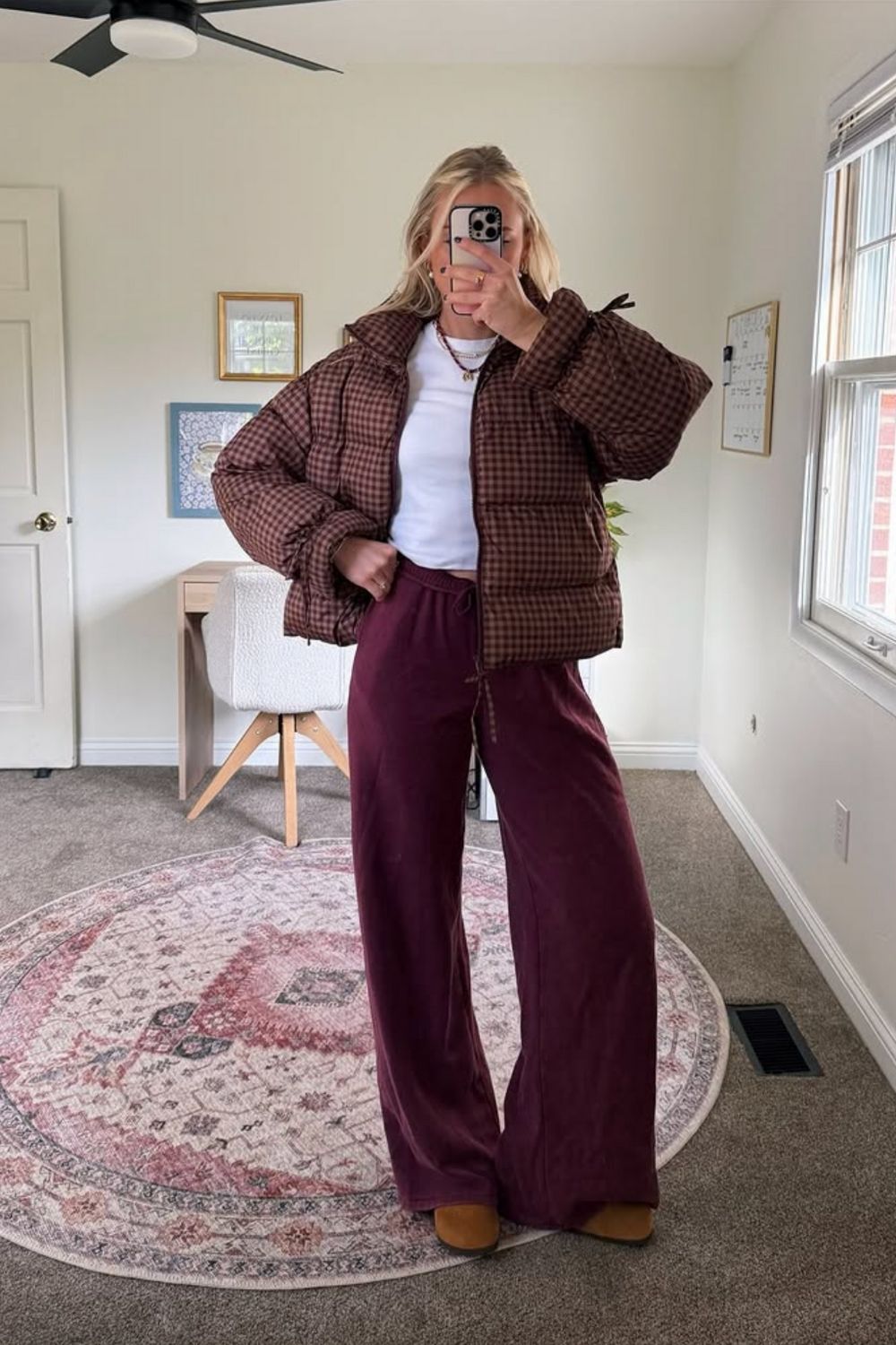 Discover chic burgundy sweatpants outfit ideas that blend comfort and style. From elevated street style to cozy everyday looks, learn how to style burgundy joggers for effortless, fashion-forward outfits. Baggy Sweatpants Outfit, Wide Leg Sweatpants Outfit, Cute Sweatpants Outfit, Sweatpants Outfit For School, Cargo Sweatpants Outfit, Outfit Ideas Sweatpants, Nike Sweatpants Outfit, Sweatpants Outfit Black Women, Sweatpants Outfit Winter, Sweatpants Outfit Aesthetic, Flare Sweatpants Outfit