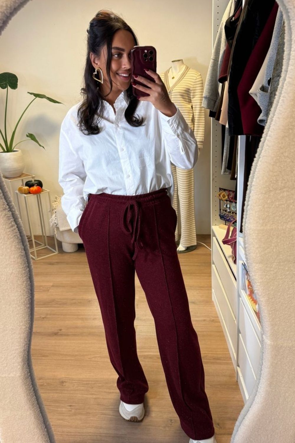 Discover chic burgundy sweatpants outfit ideas that blend comfort and style. From elevated street style to cozy everyday looks, learn how to style burgundy joggers for effortless, fashion-forward outfits. Baggy Sweatpants Outfit, Wide Leg Sweatpants Outfit, Cute Sweatpants Outfit, Sweatpants Outfit For School, Cargo Sweatpants Outfit, Outfit Ideas Sweatpants, Nike Sweatpants Outfit, Sweatpants Outfit Black Women, Sweatpants Outfit Winter, Sweatpants Outfit Aesthetic, Flare Sweatpants Outfit