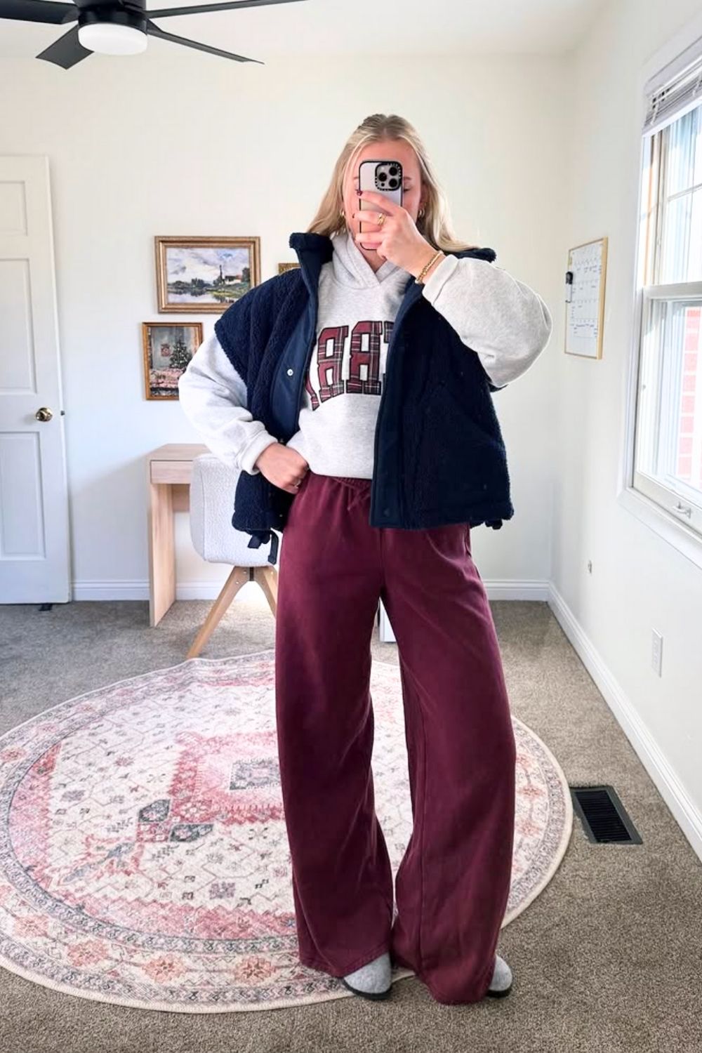 Discover chic burgundy sweatpants outfit ideas that blend comfort and style. From elevated street style to cozy everyday looks, learn how to style burgundy joggers for effortless, fashion-forward outfits. Baggy Sweatpants Outfit, Wide Leg Sweatpants Outfit, Cute Sweatpants Outfit, Sweatpants Outfit For School, Cargo Sweatpants Outfit, Outfit Ideas Sweatpants, Nike Sweatpants Outfit, Sweatpants Outfit Black Women, Sweatpants Outfit Winter, Sweatpants Outfit Aesthetic, Flare Sweatpants Outfit