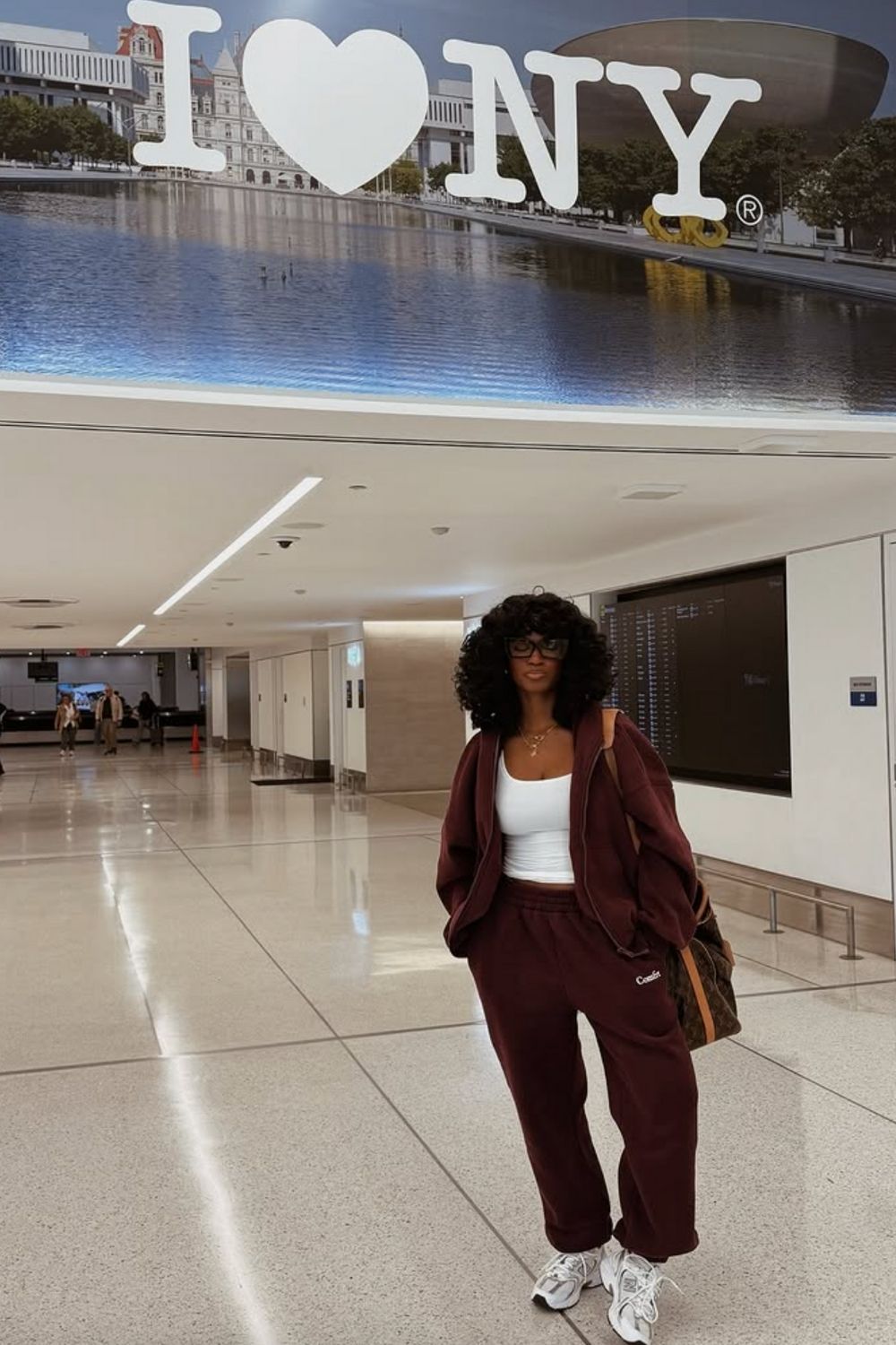 Discover chic burgundy sweatpants outfit ideas that blend comfort and style. From elevated street style to cozy everyday looks, learn how to style burgundy joggers for effortless, fashion-forward outfits. Baggy Sweatpants Outfit, Wide Leg Sweatpants Outfit, Cute Sweatpants Outfit, Sweatpants Outfit For School, Cargo Sweatpants Outfit, Outfit Ideas Sweatpants, Nike Sweatpants Outfit, Sweatpants Outfit Black Women, Sweatpants Outfit Winter, Sweatpants Outfit Aesthetic, Flare Sweatpants Outfit