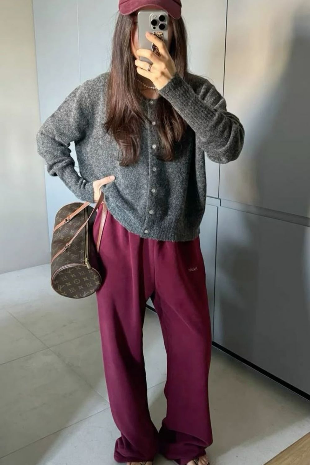 Discover chic burgundy sweatpants outfit ideas that blend comfort and style. From elevated street style to cozy everyday looks, learn how to style burgundy joggers for effortless, fashion-forward outfits. Baggy Sweatpants Outfit, Wide Leg Sweatpants Outfit, Cute Sweatpants Outfit, Sweatpants Outfit For School, Cargo Sweatpants Outfit, Outfit Ideas Sweatpants, Nike Sweatpants Outfit, Sweatpants Outfit Black Women, Sweatpants Outfit Winter, Sweatpants Outfit Aesthetic, Flare Sweatpants Outfit